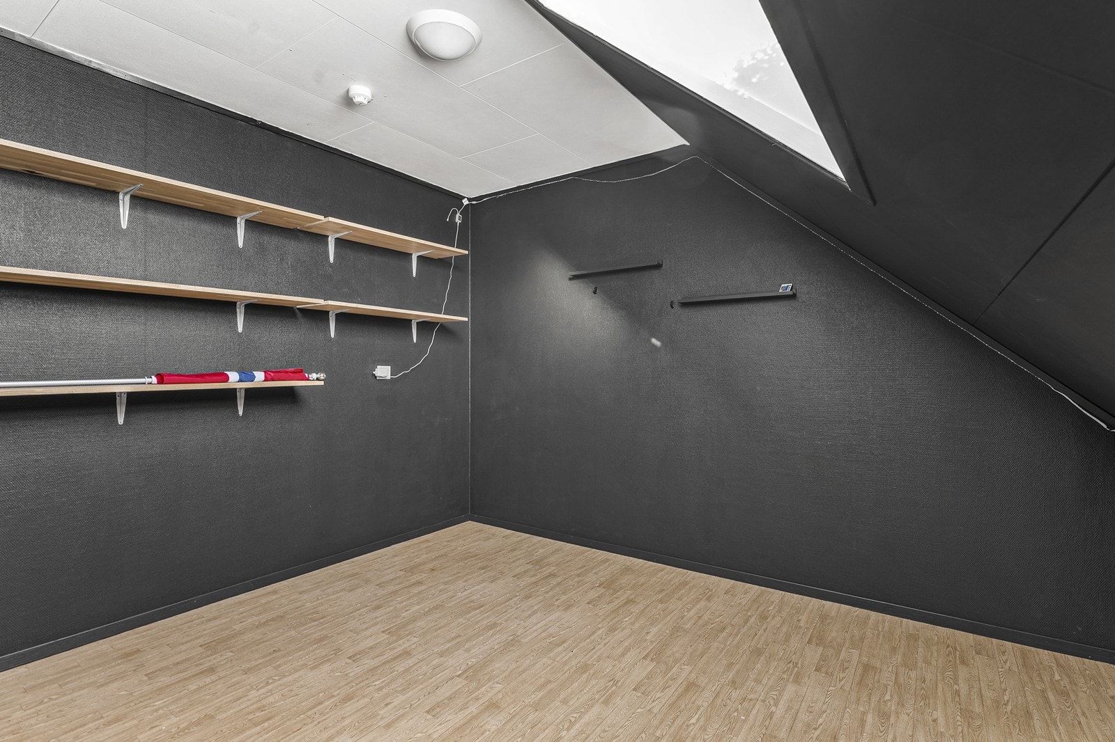 På loftet er det også en bod som er innredet som soverom (ikke omsøkt eller godkjent). Galleribilde