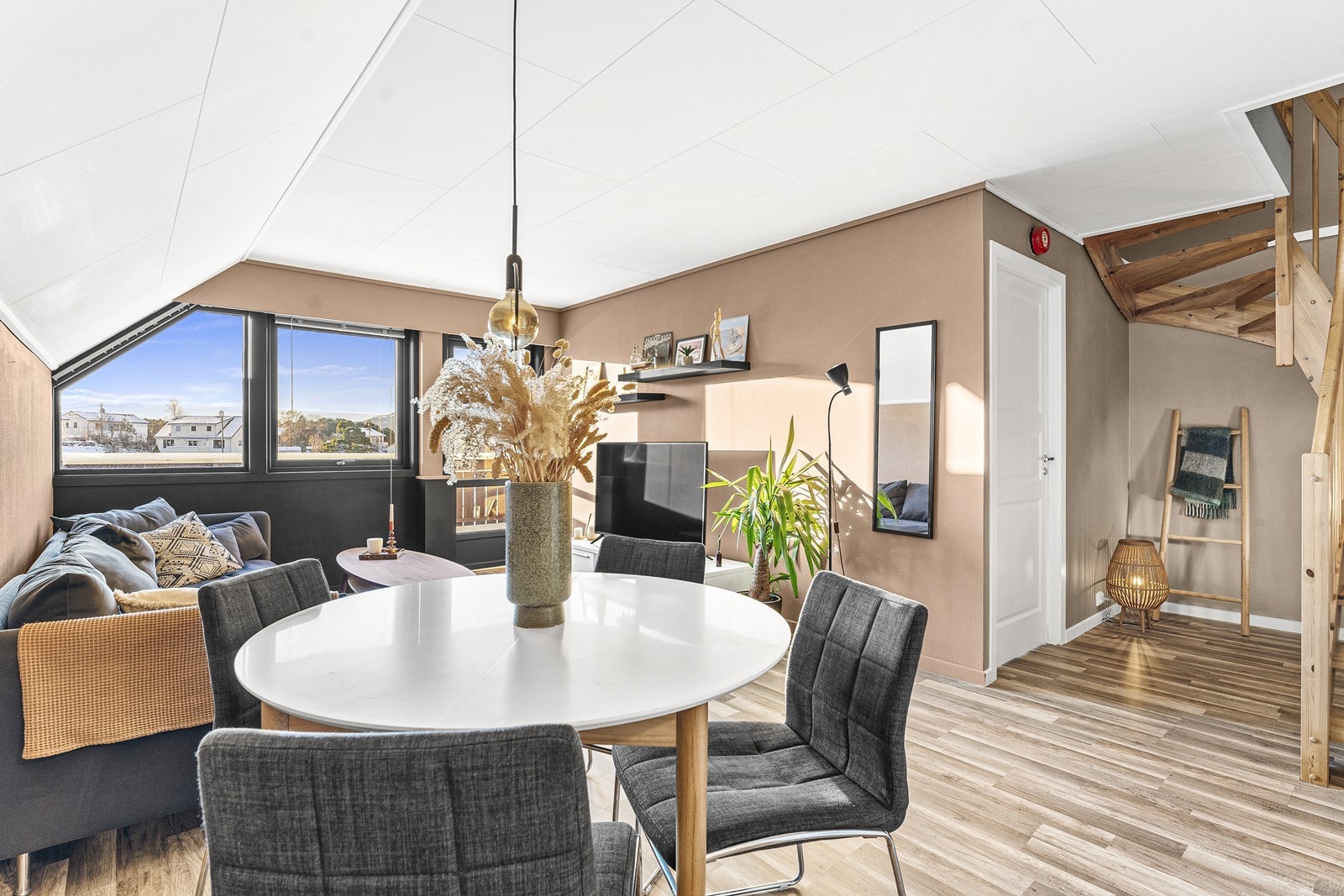 Stuen er enkel å innrede med ønsket møblement, og det er god plass til både sitte- og spisegruppe. Galleribilde