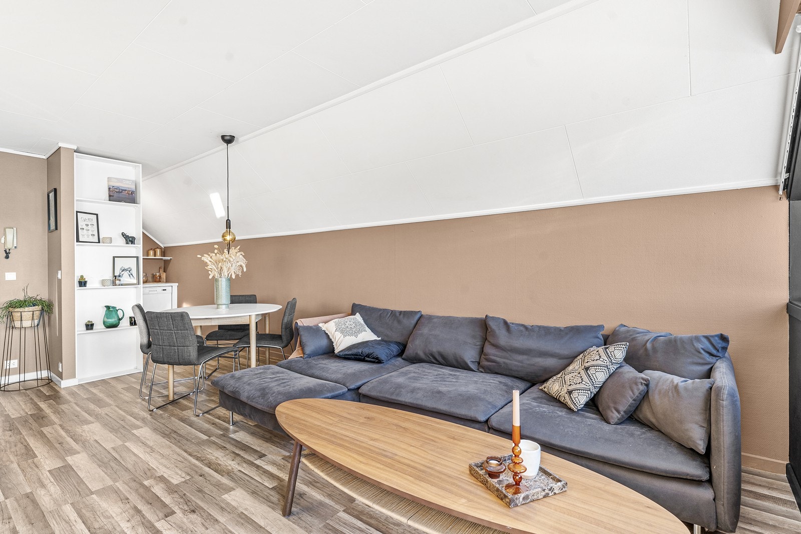 Leiligheten ligger fordelt på byggets 2. etasje og loft. Galleribilde