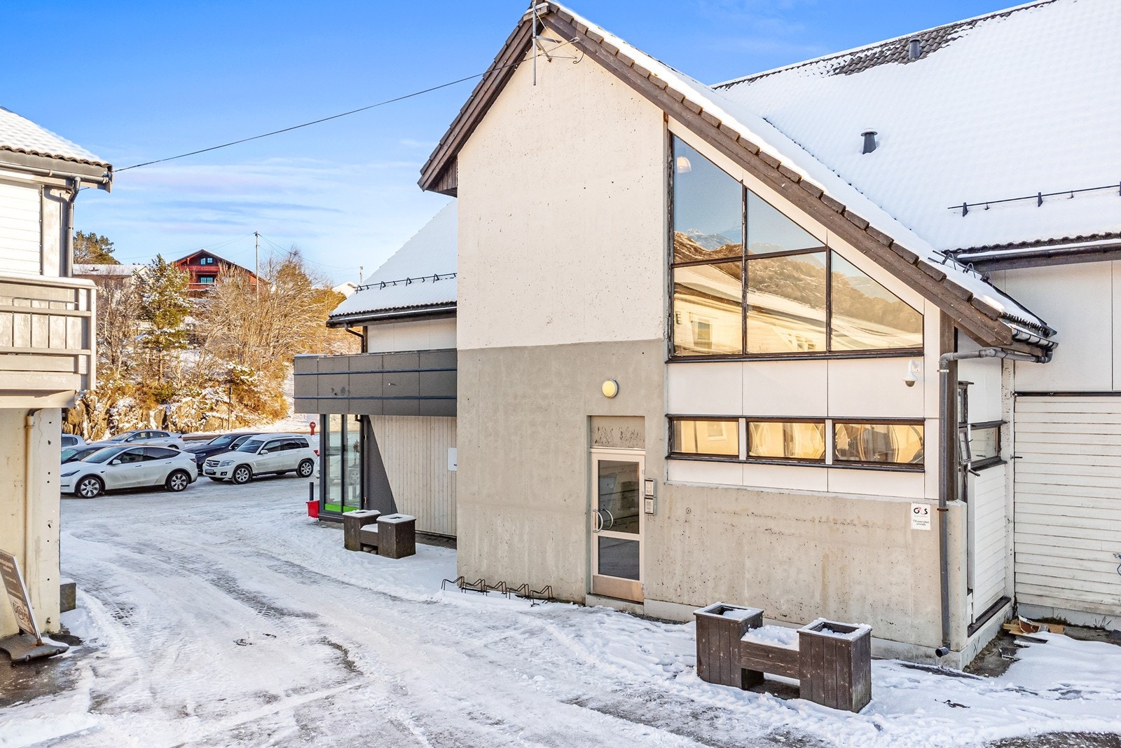 Veletablert og populært boligområde med kort avstand til fine turområder, skoler, barnehager og sentrum med de fleste servicetilbud. Galleribilde