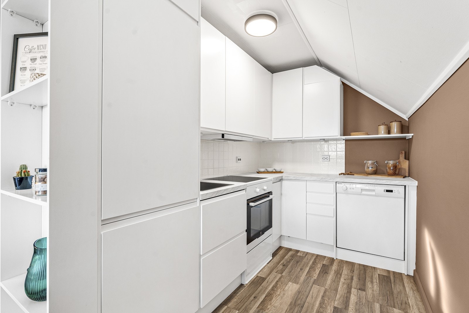 Kjøkkenet er i åpen løsning sammen med stuen. Galleribilde