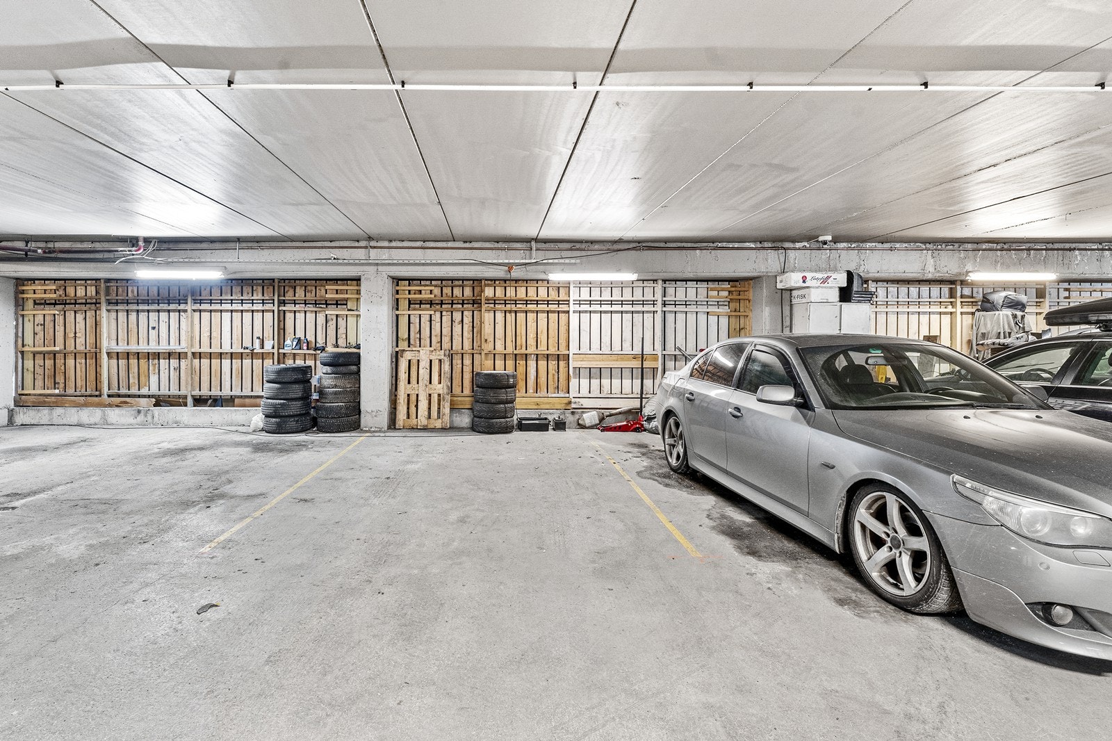 Parkeringsplass i garasjeanlegg i kjeller. Galleribilde