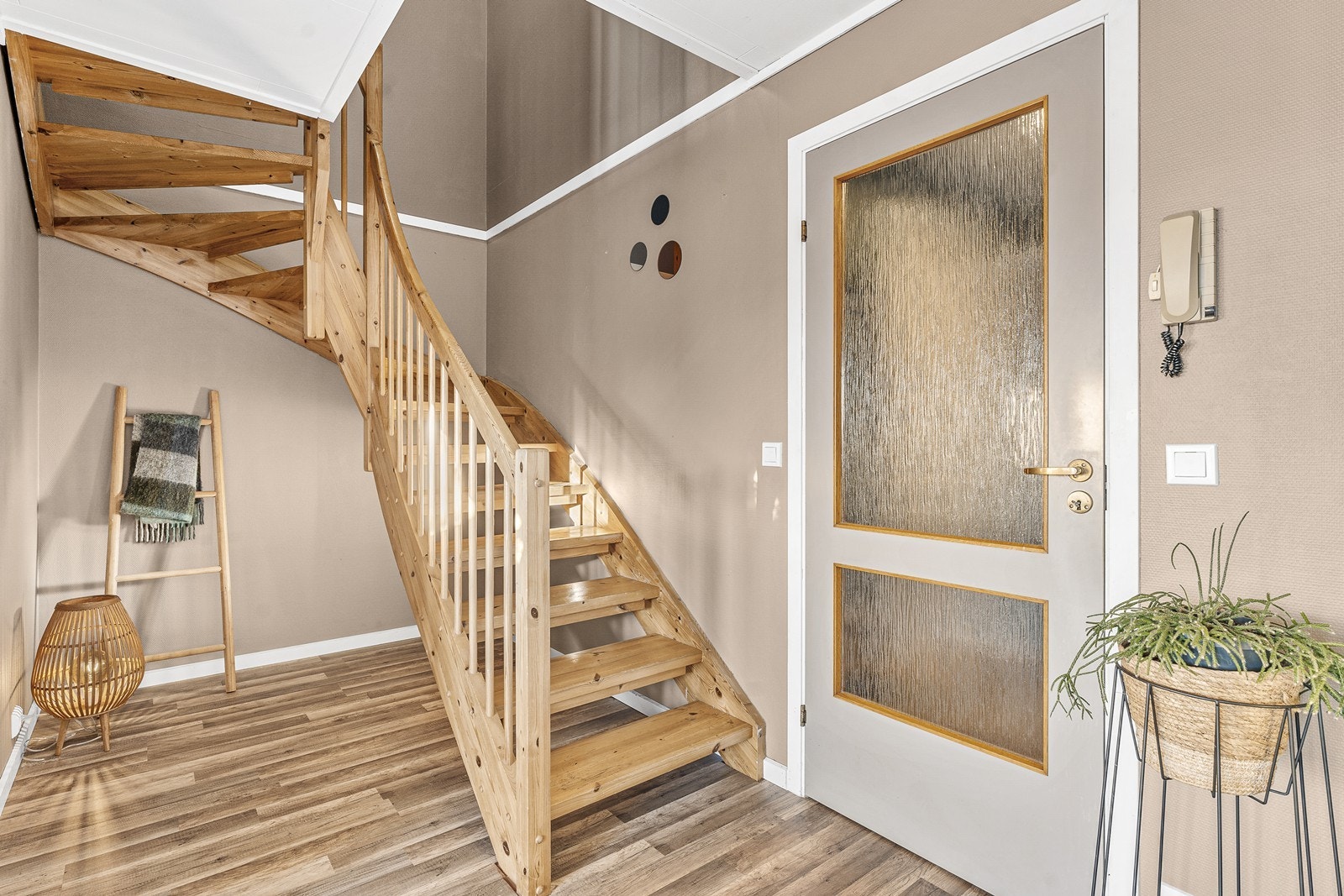 Gang med trapp til loft. Galleribilde