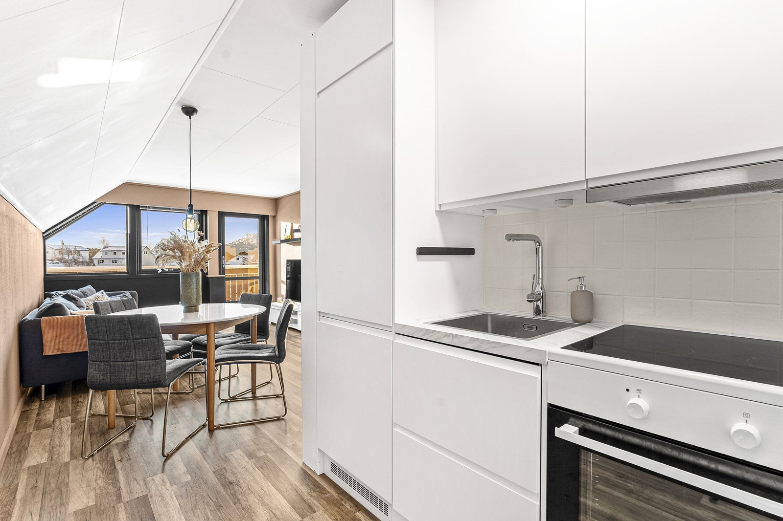 Det er lagt keramiske fliser på vegg mellom over- og underskap i utsatte soner. Galleribilde