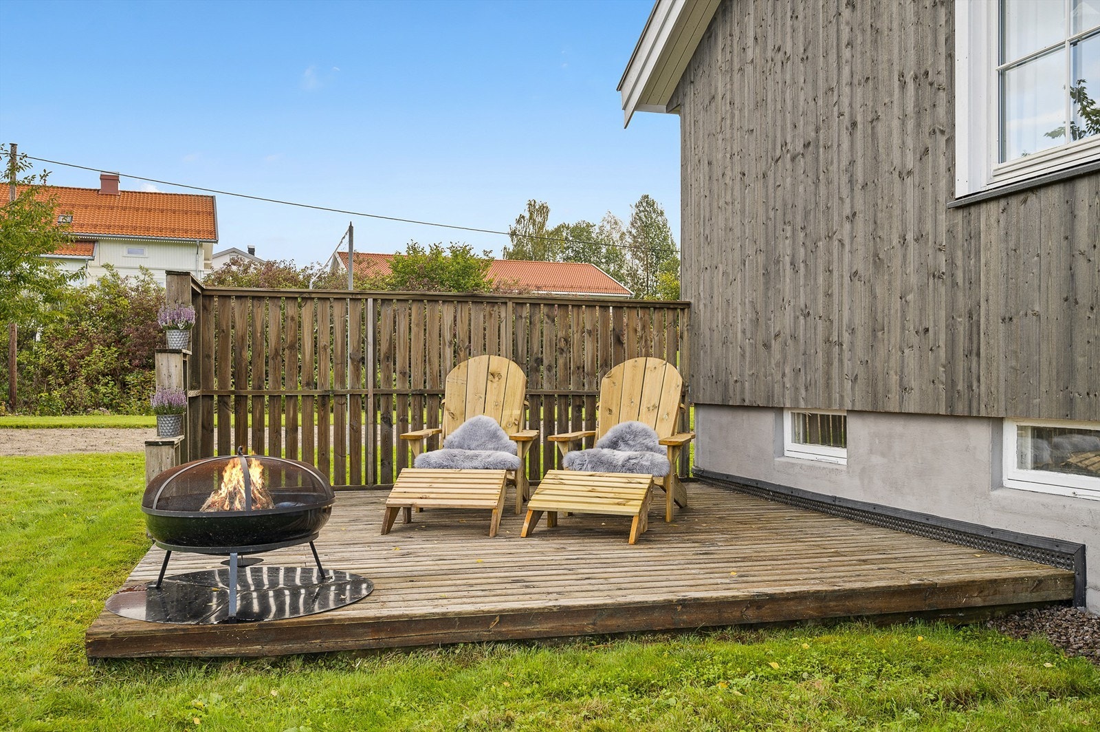 Det er terrasser på begge sidene av huset. Det sørger for at du kan få sol hele dagen. Galleribilde