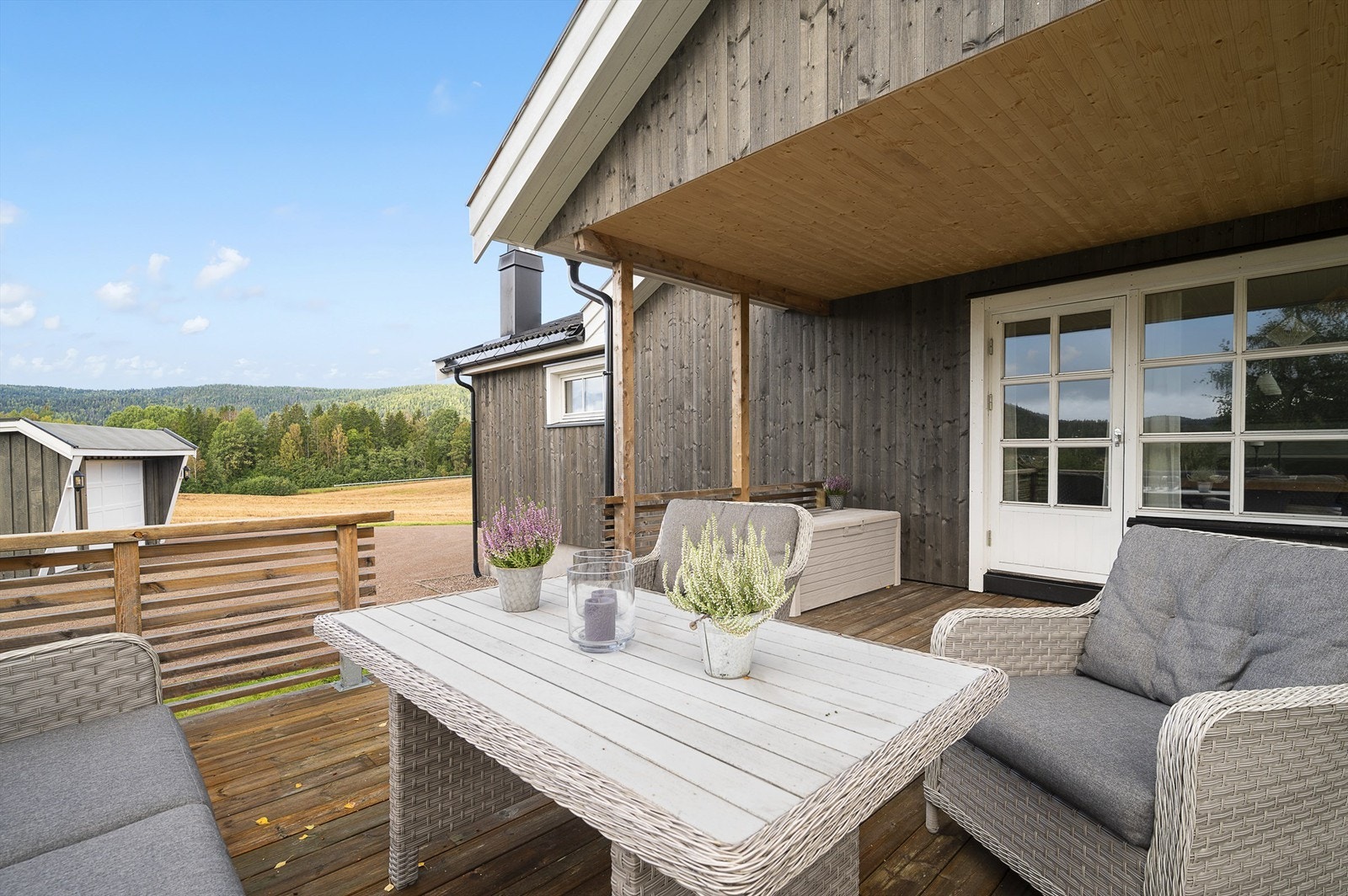 Her er det god plass til en sittegruppe og grill. Galleribilde