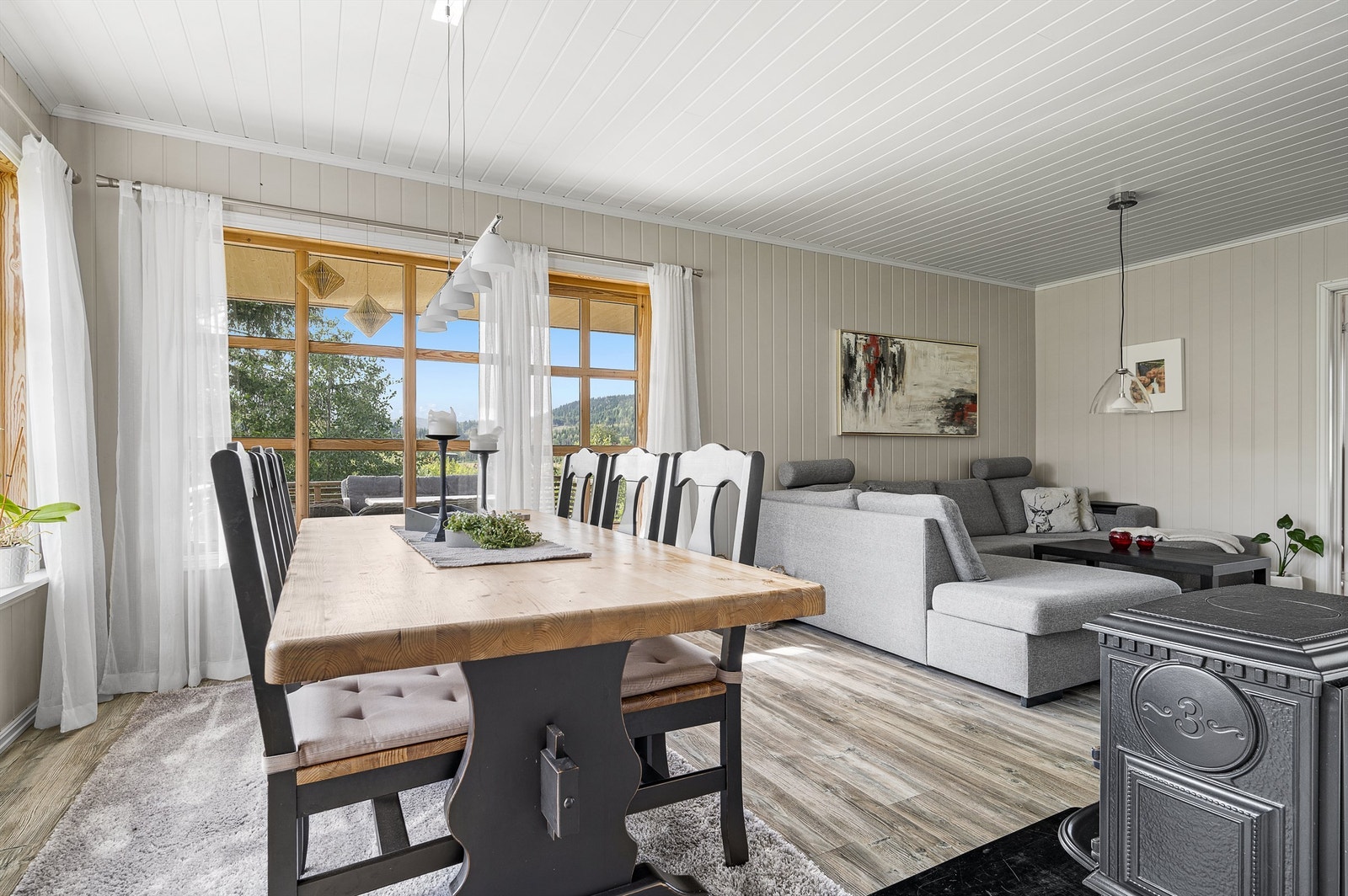 Hyggelig plass for spisebord rett ved utgangen til terrassen. Galleribilde