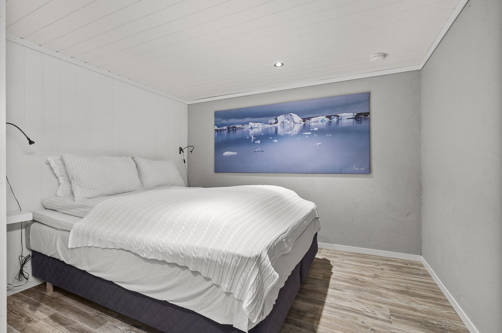 I kjelleren i dag er det to rom som er innredet som soverom. Disse er ikke godkjent som rom for varig opphold. Galleribilde