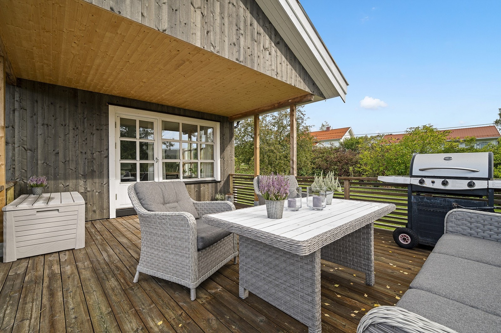 Hyggelig uteplass på terrassen. Galleribilde
