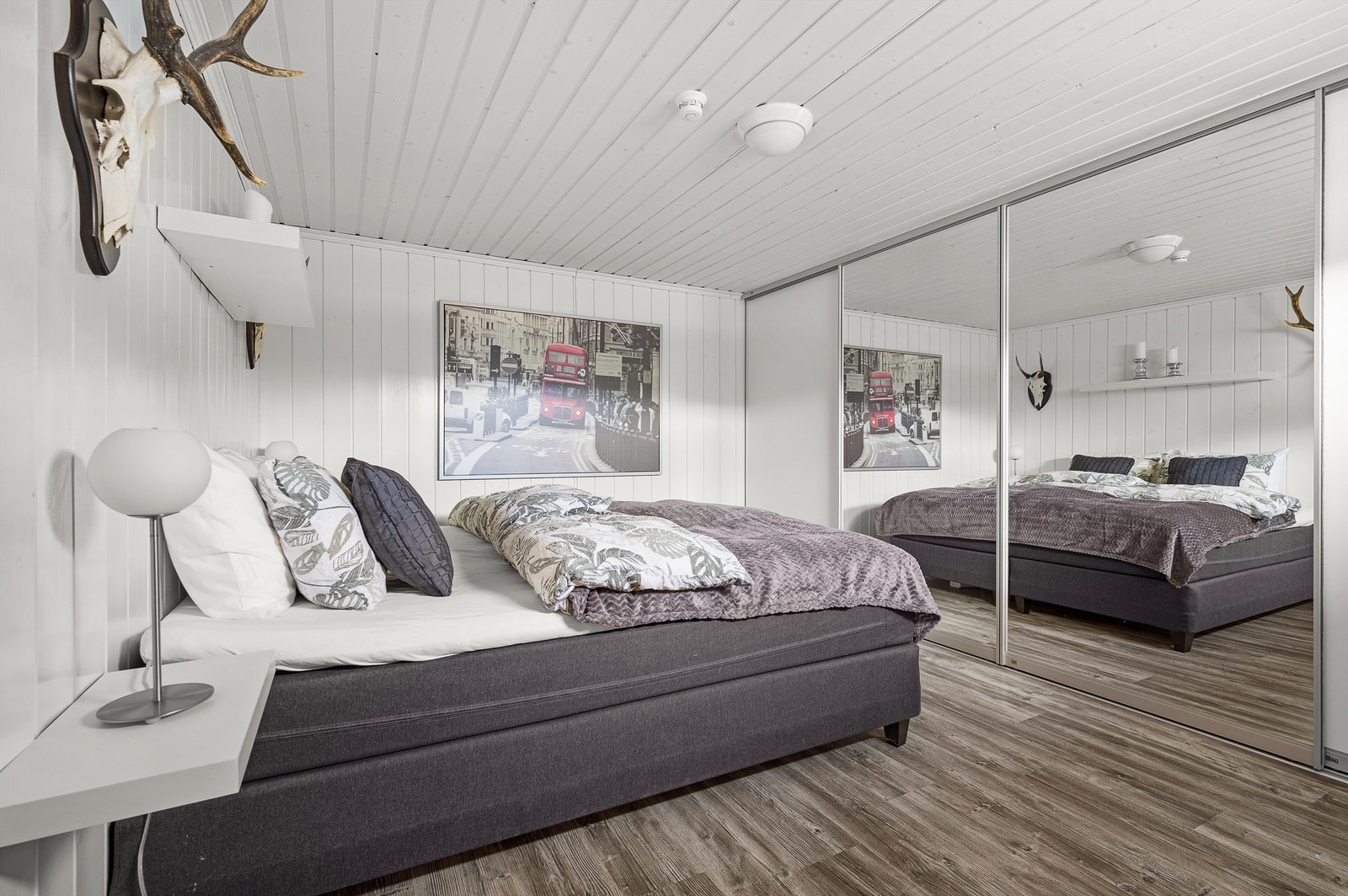 Rommet er god garderobe løsning med gode oppbevaringsmuligheter. Ikke godkjent som varig opphold. Galleribilde