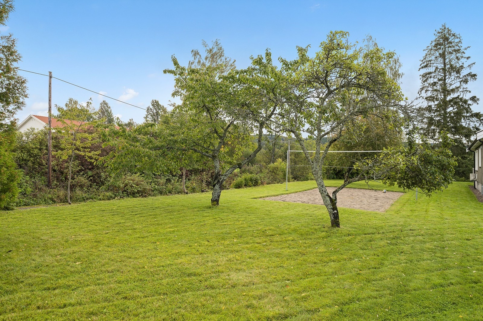 Hagen innbyr til lek og morro, med plass til for eksempel en trampoline. Galleribilde