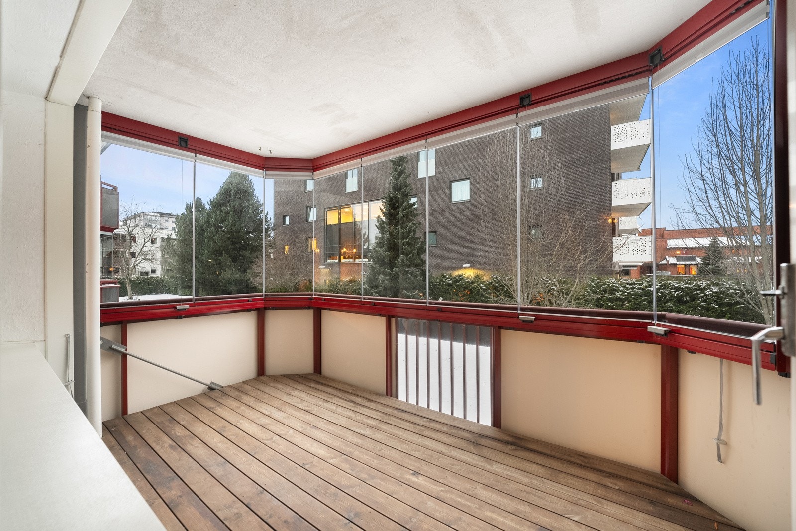 Fra stuen er det utgang til en vestvendt og innglasset balkong på 8 kvm Galleribilde