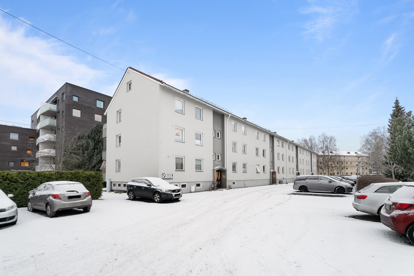 Leiligheten ligger i et hyggelig og meget sentrumsnært boligområde i Lillestrøm. Lillestrøm sentrum er i stadig utvikling og reisetiden på kun 10 min inn til Oslo, har gjort det til et attraktivt sted å bosette seg. Galleribilde
