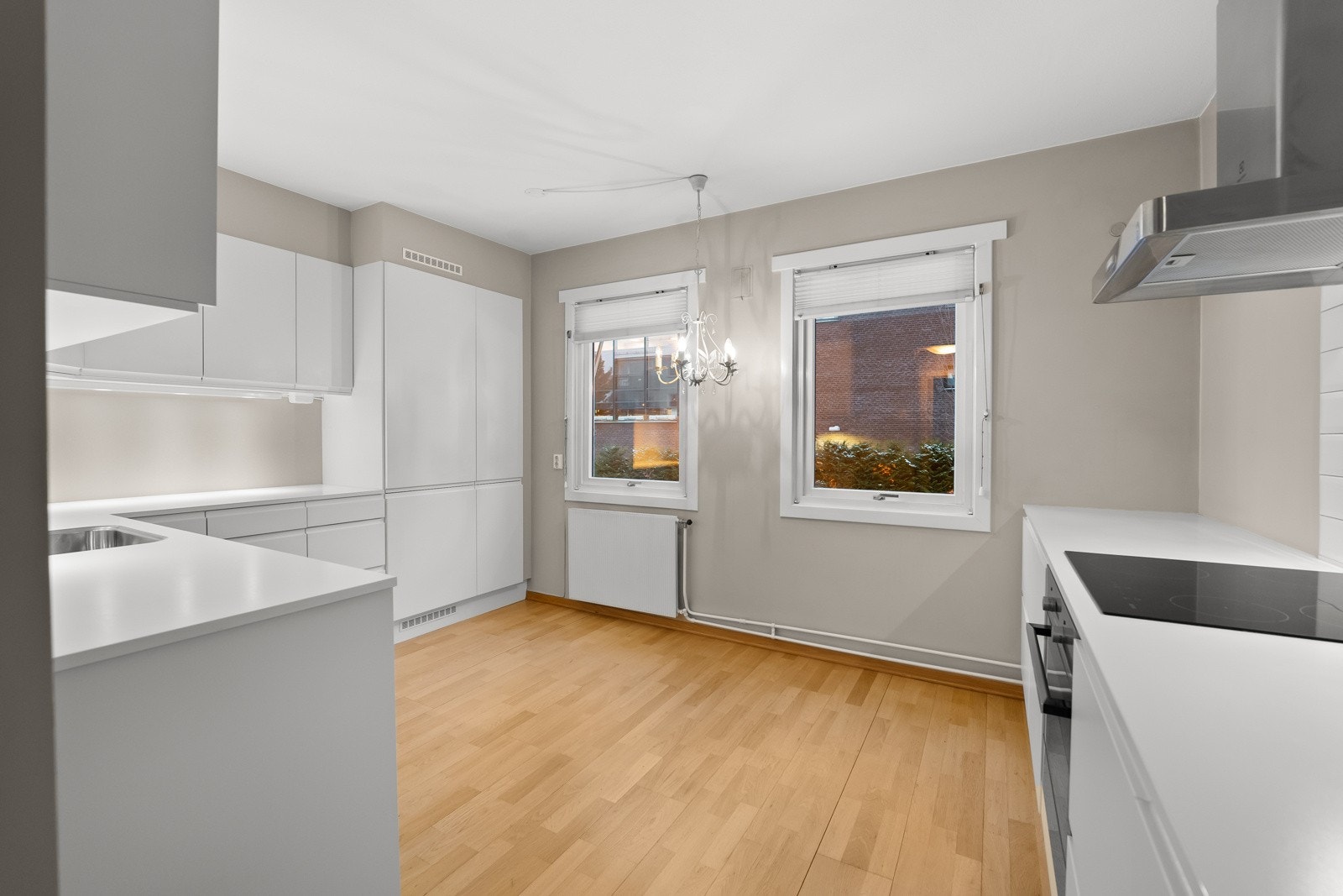 Stilren 3 roms selveier i hjertet av Lillestrøm med gangavstand til det meste av fasiliteter. Leiligheten er pusset opp i 2016 og fremstår som meget pen. Har vi nevnt at det følger en egen parkeringsplass? Galleribilde