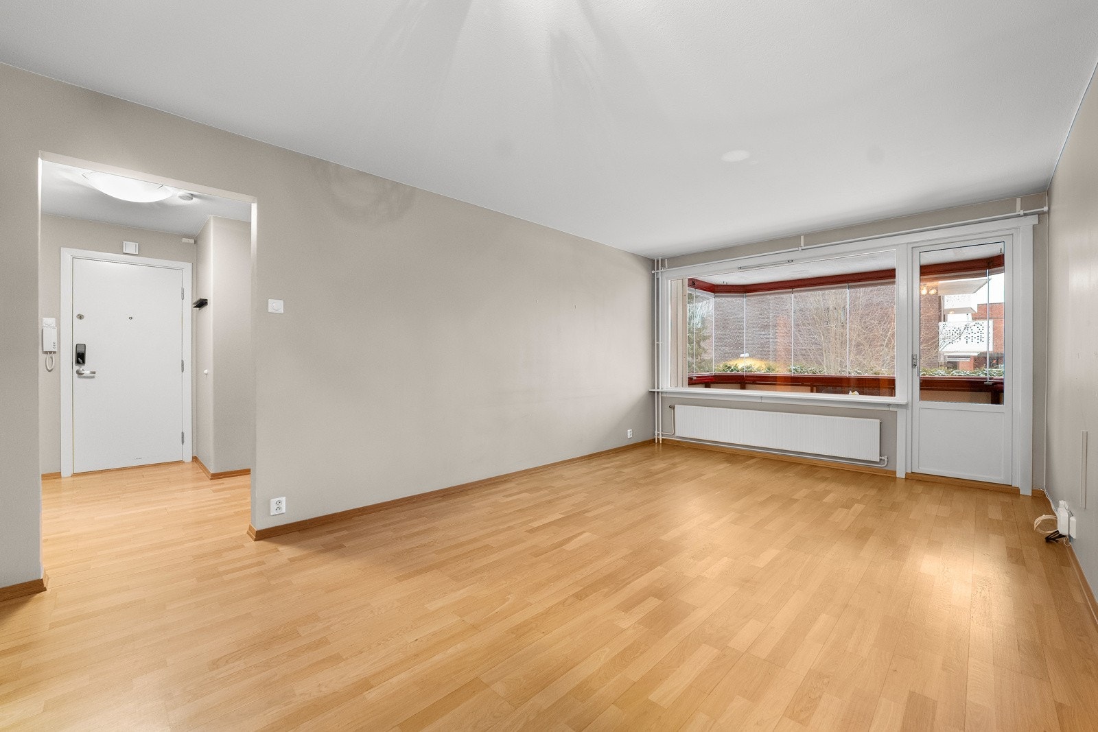 Innvendig utstråler leiligheten sjarm med delikate fargevalg og en praktisk planløsning. Stuen er lys og luftig, med utgang til balkongen og god plass til spisestuemøbler. Galleribilde