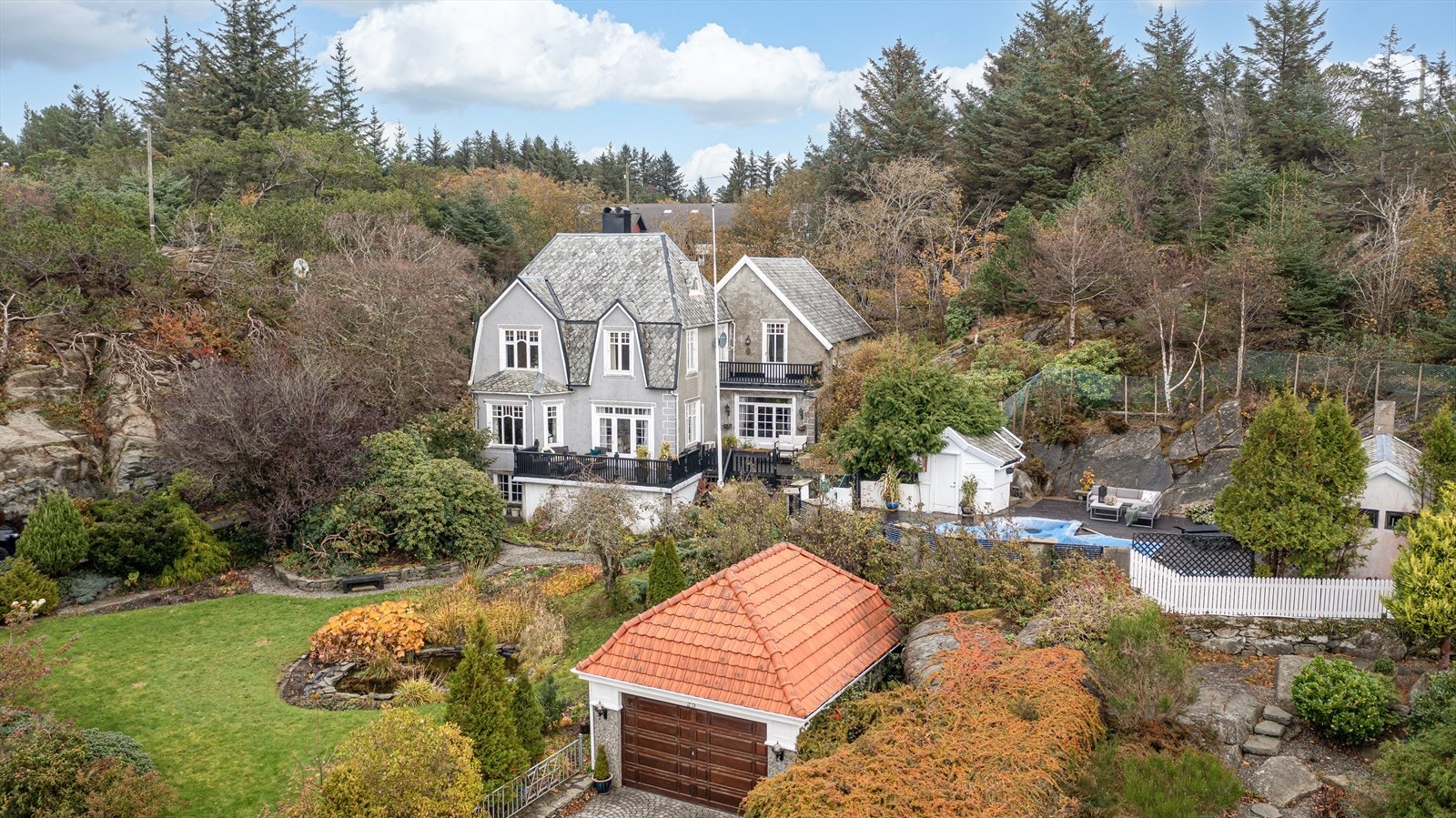 Her får du en sjelden og unik mulighet - herskapsvilla over fire plan med stor garasje i hus (389 kvm) Galleribilde