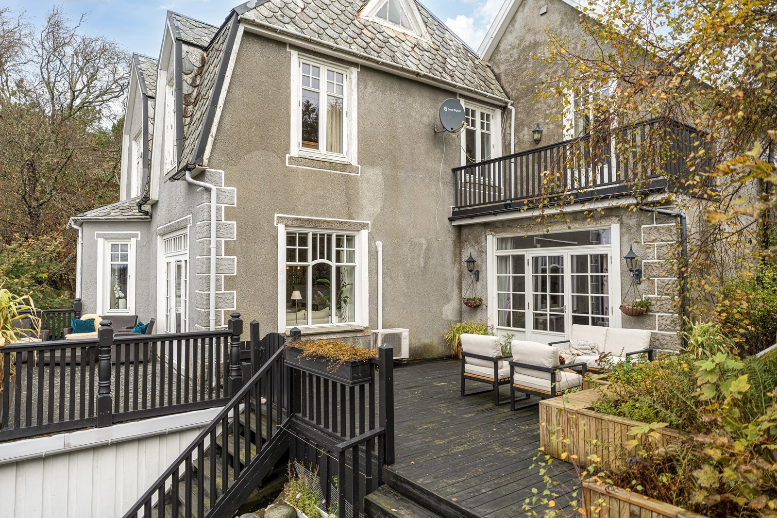 Herlig terrasse med masse boltreplass for hele familien Galleribilde