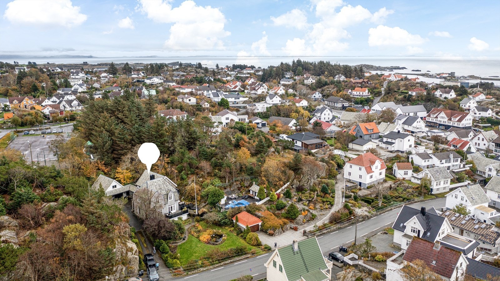 Kort gangavstand til det aller meste som byen kan tilby, som bl.a barnehage, barne- og ungdomsskole, lekeplasser, flott idrettsanlegg, golfbane, sandstrand, Bade-Olena, idylliske gamlebyen og sentrum med dens fasiliteter Galleribilde