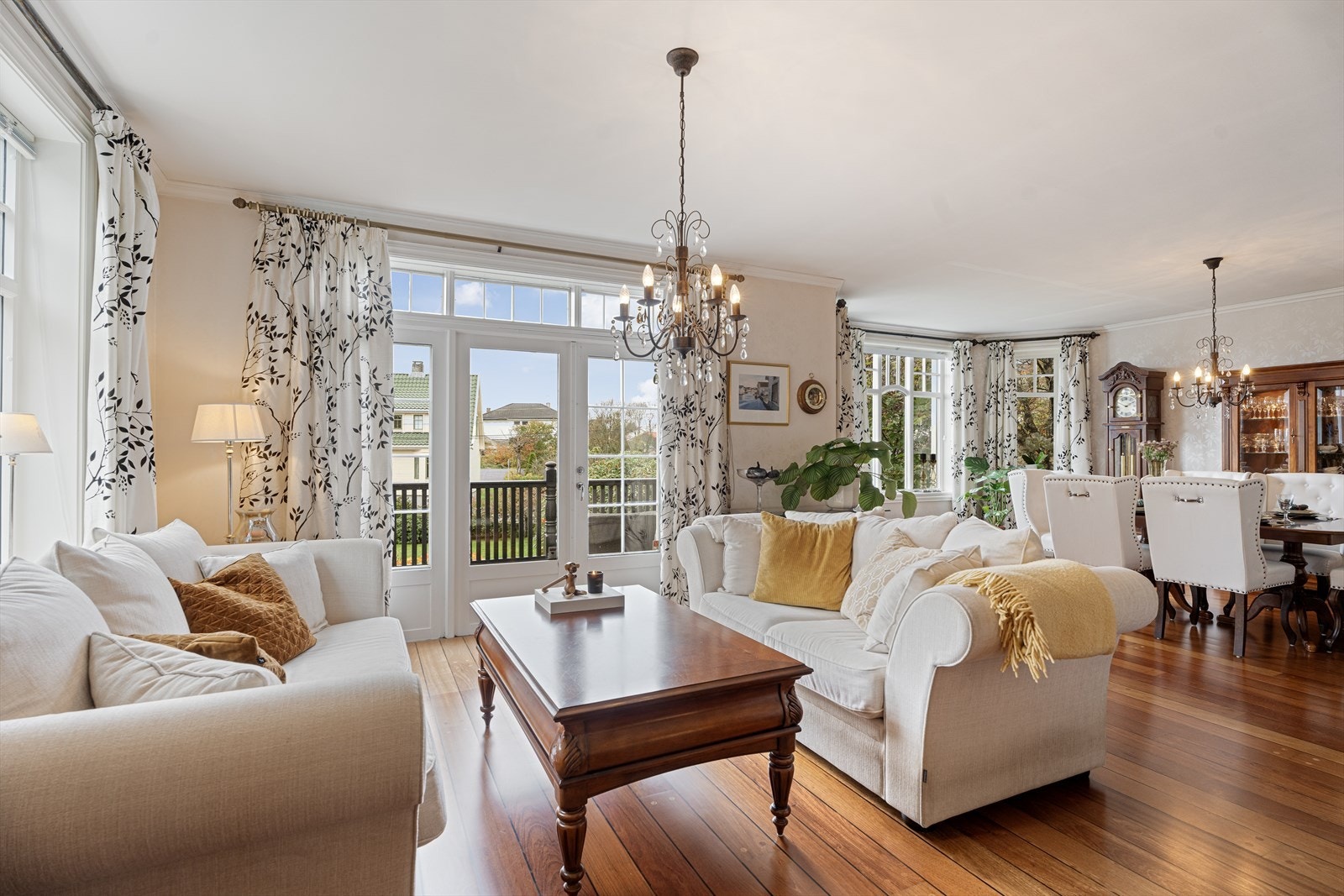 Romslig og flott stue med skipsplank på gulv og lyse tapeter på vegger (2007) Galleribilde