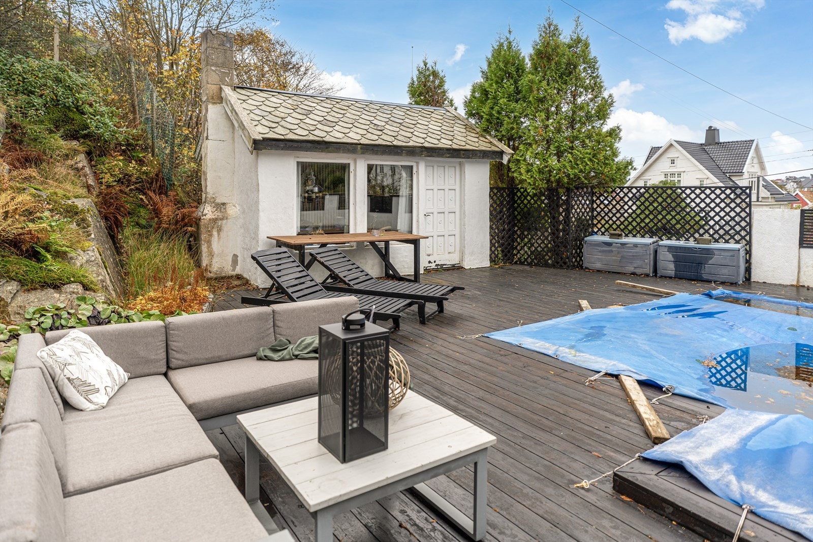 Det er bygget pumpehus i ca 2003 med toalett (kobles via hageslange) - ny pumpe for ca 2-3 år siden med filter/renseanlegg Galleribilde