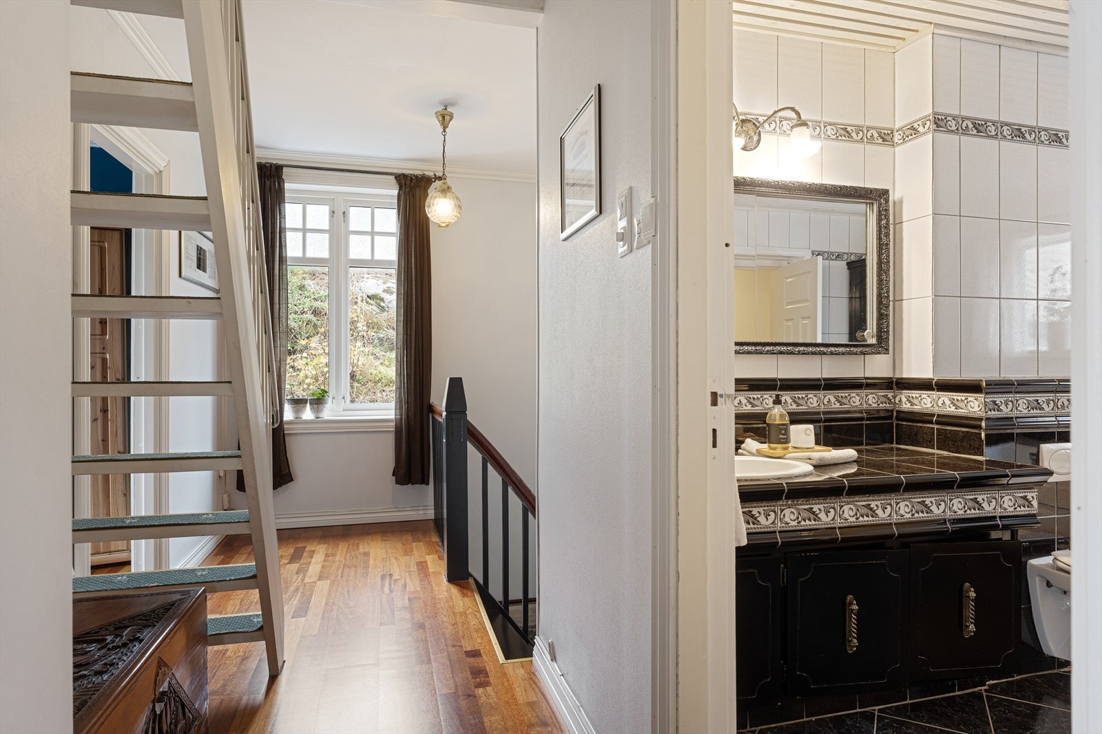 I 2. etasje er boligen innredet med hall, fire soverom, to bad, vaskerom og to boder Galleribilde