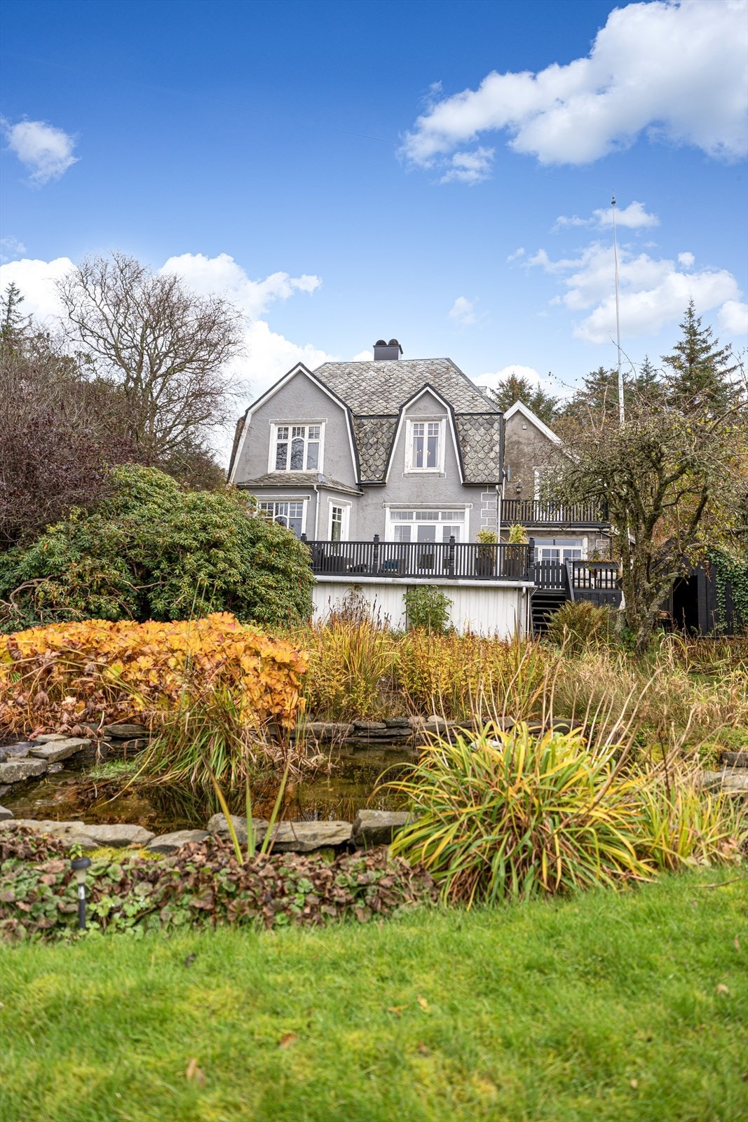 Yttertak er tekket med skiferstein, skifertak ble lagt om på den ene siden av opprinnelig del i 2007 Galleribilde