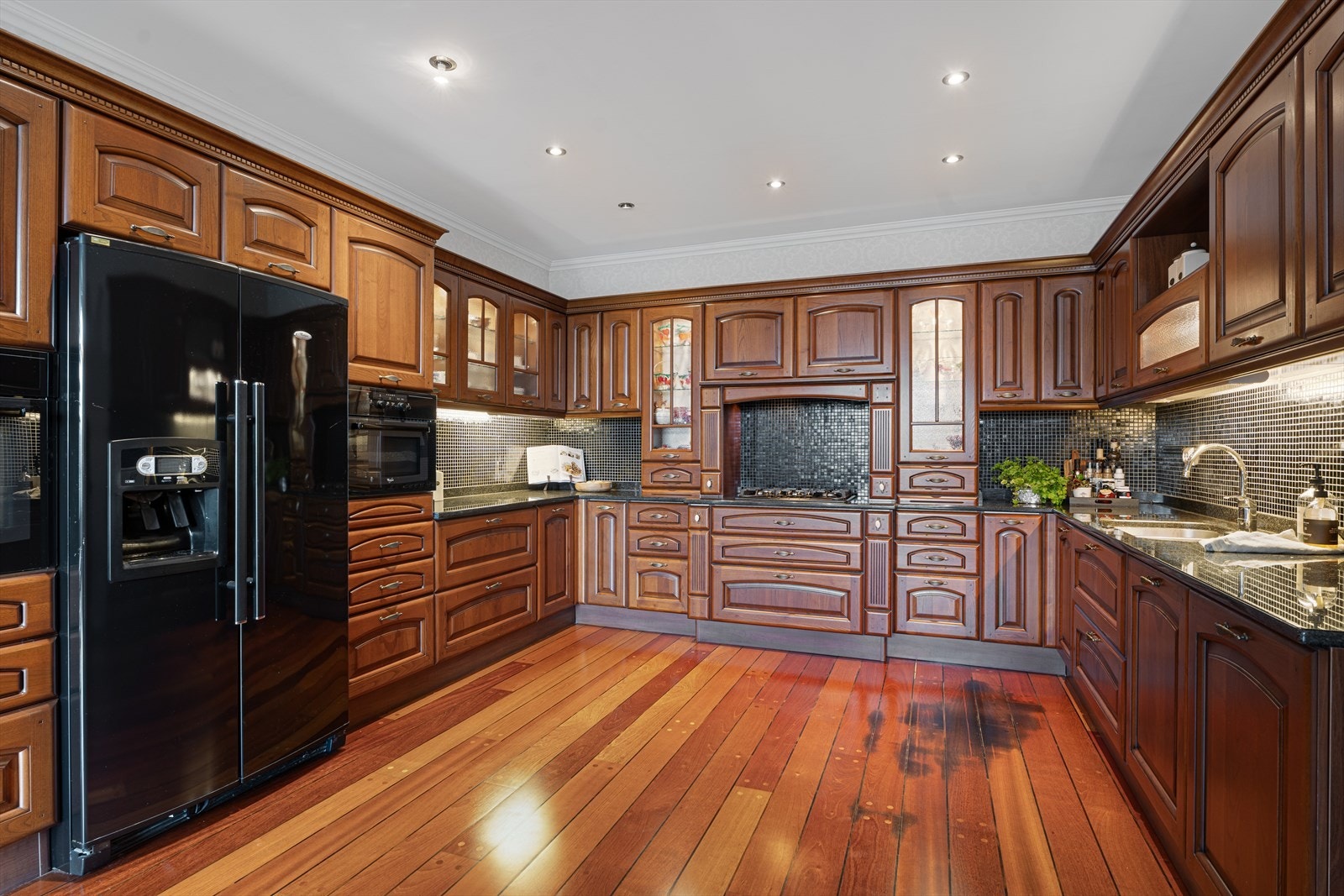 Stort og flott kvalitetskjøkken fra 2007 med mye skap- og skuffeplass Galleribilde