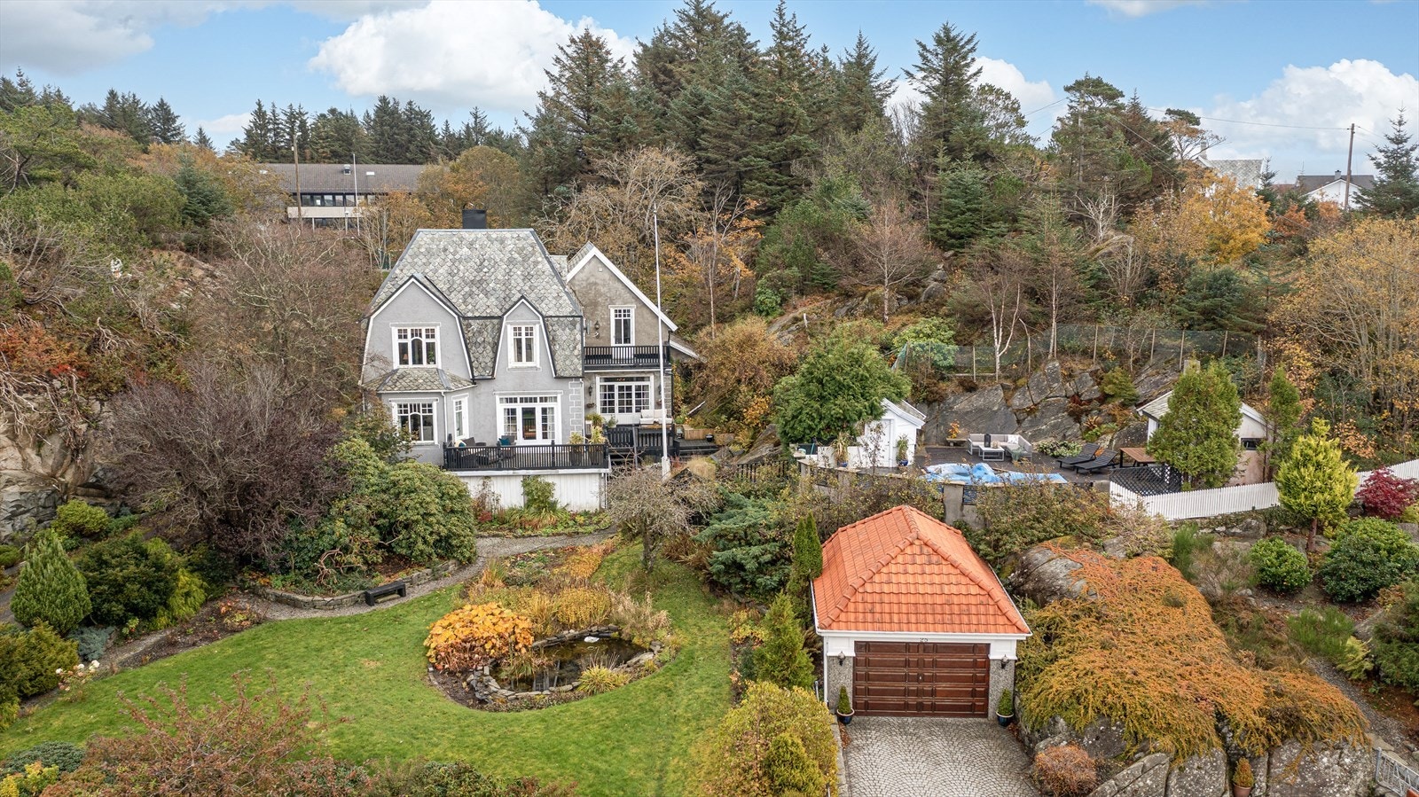 Det er bygget stort påbygg over to plan på boligen + bygget stor garasje i tilknytning til huset Galleribilde