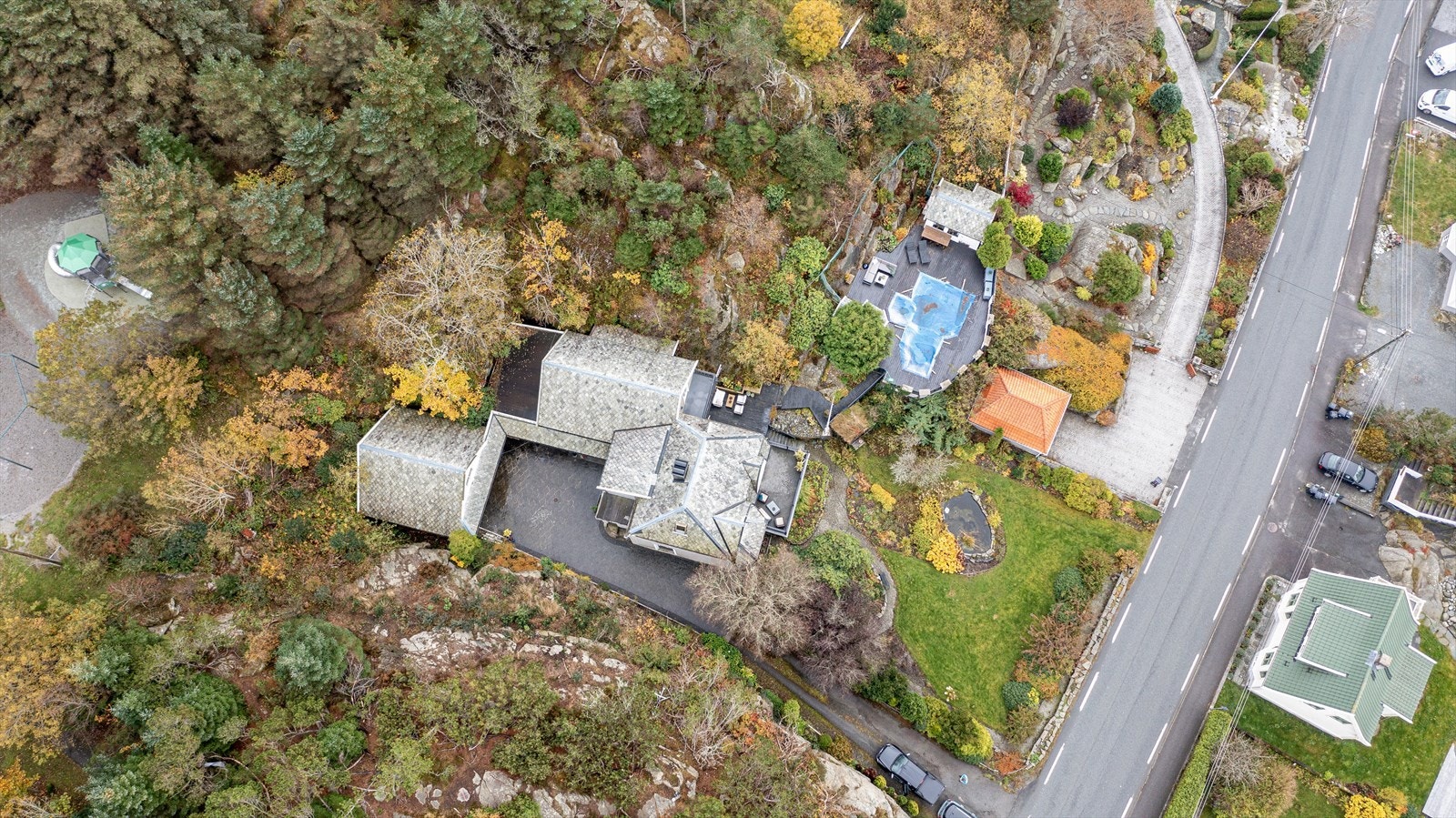 Kirkevegen 33 har en stor, solrik, usjenert og nydelig opparbeidet tomt på hele 2639 kvm Galleribilde