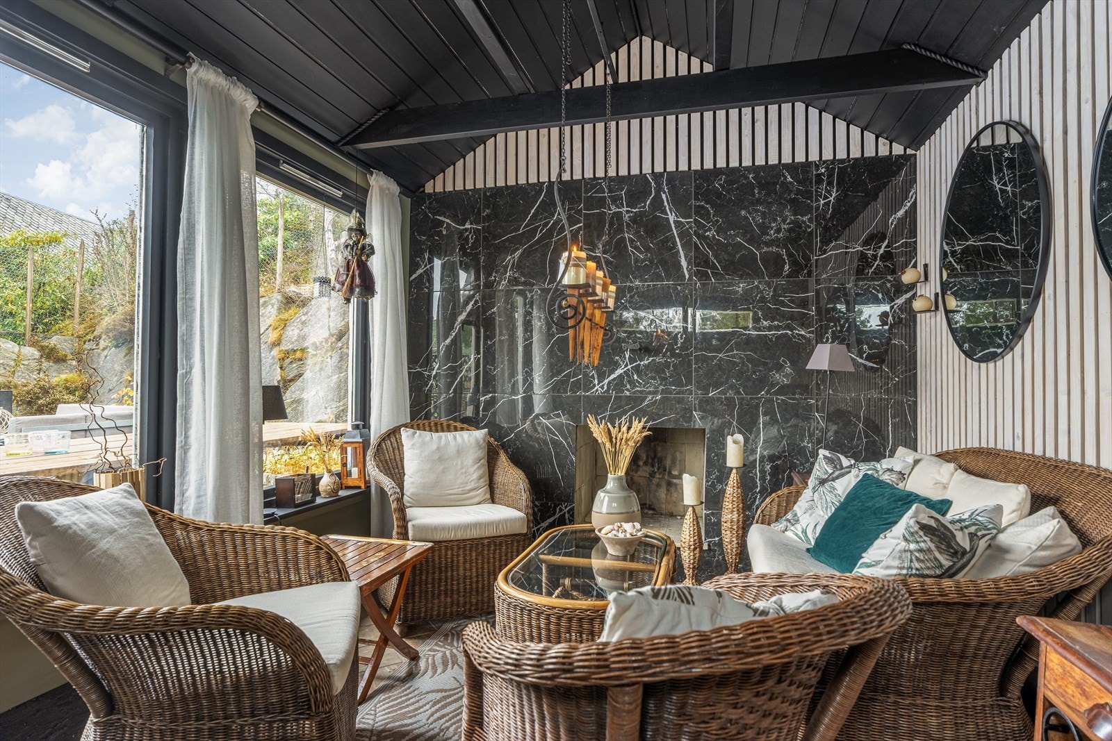 Det er bygget romslig og flott hagestue i ca 2005 med peis og tekjøkken - det er innlagt strøm, samt klargjort å legge inn vann Galleribilde