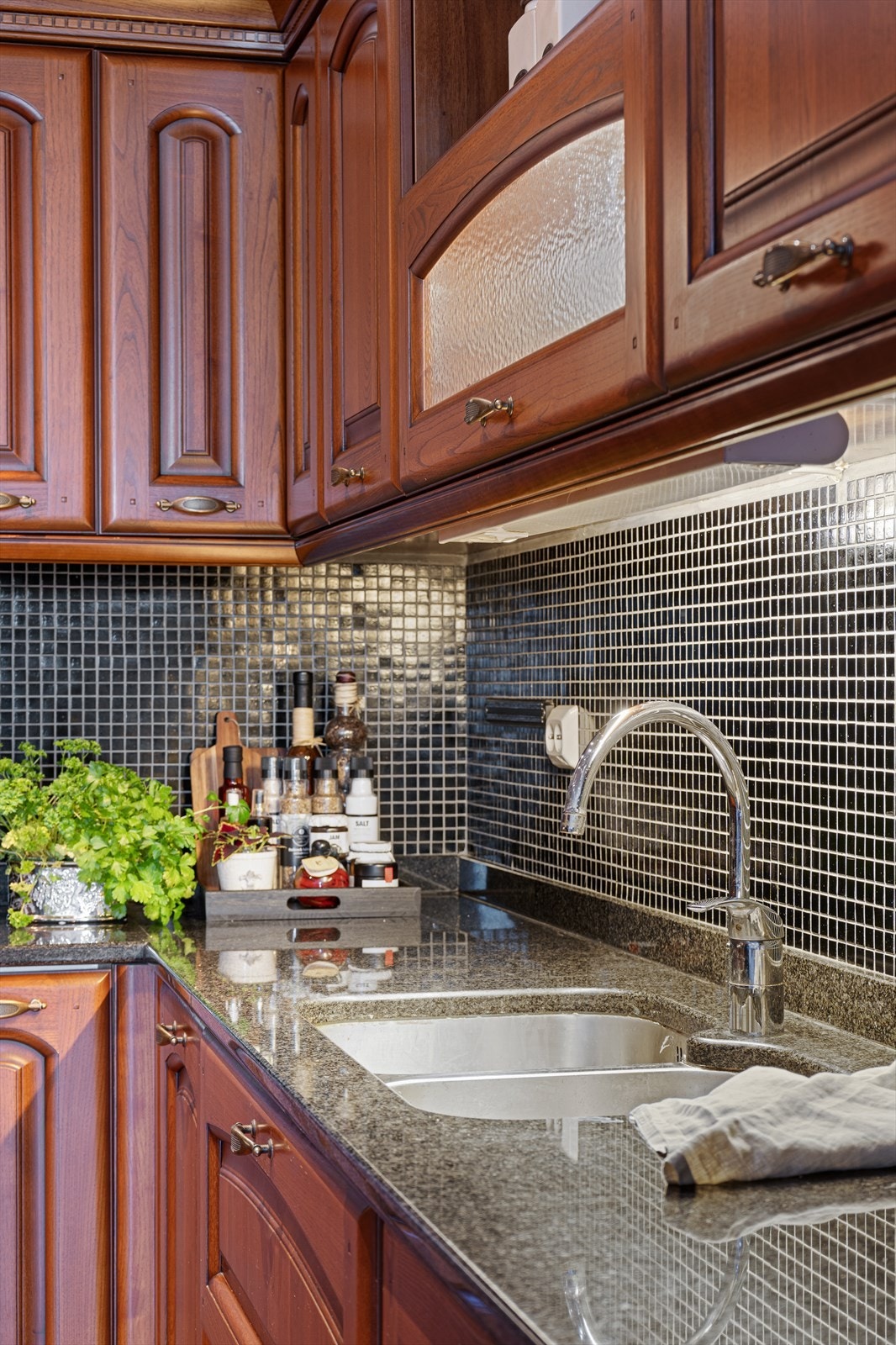 Benkeplate i stein og fliser bak på vegg for lettere rengjøring Galleribilde