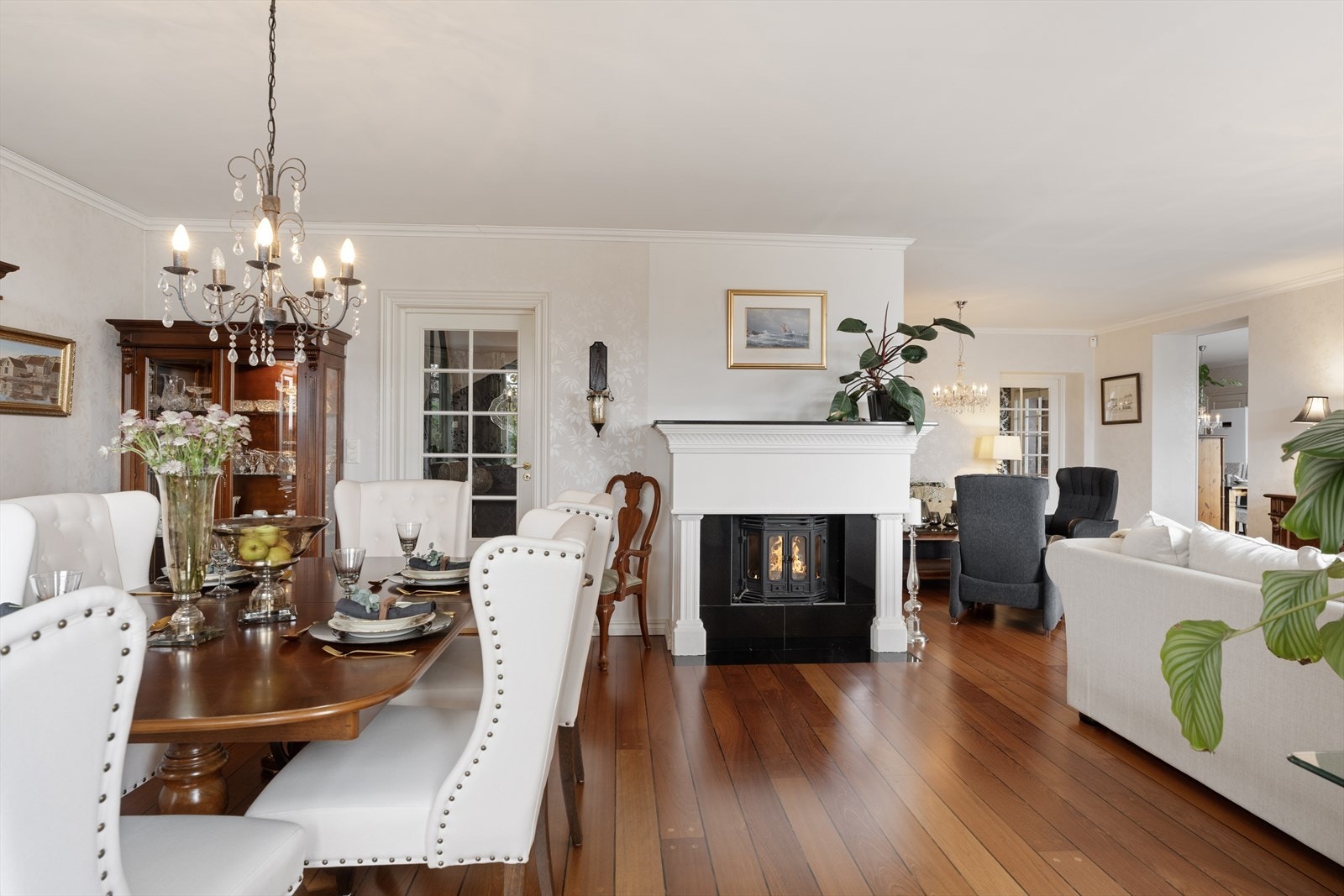 Nydelig peis gir deilig varme til boligen på kaldere dager Galleribilde