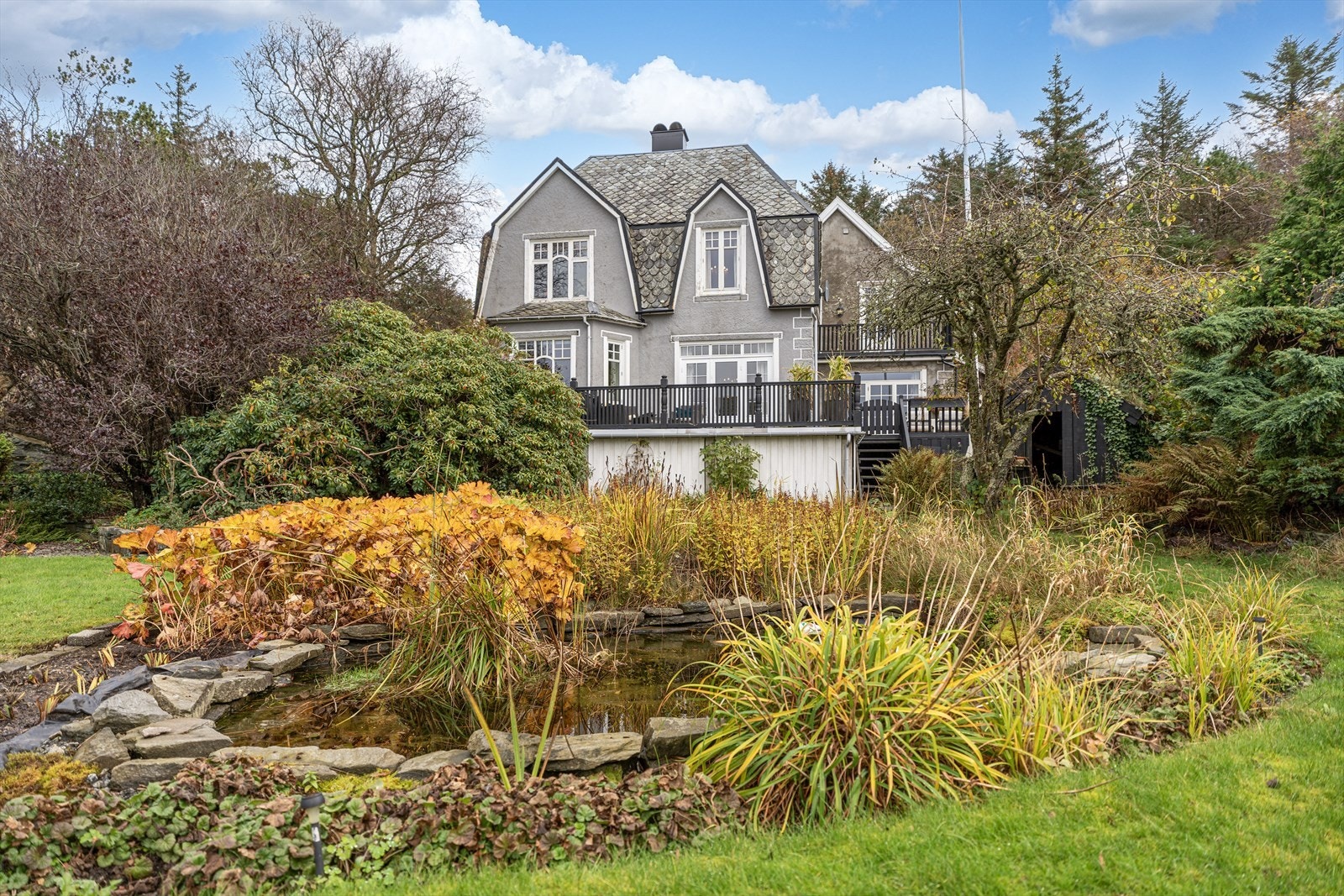 Opprinnelig bolig er oppført med betongblokker med utvendig puss - tilbygg har bindingsverkskonstruksjon med pussede utvendig overflater Galleribilde