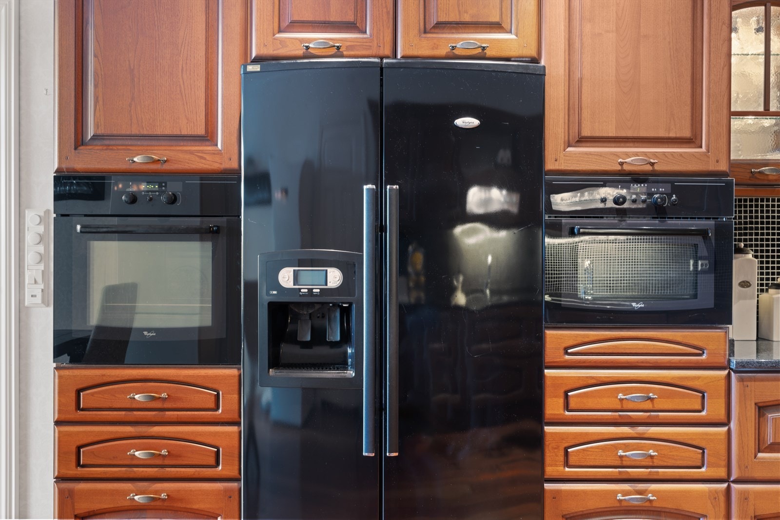 Kjøkkenet har integrerte mikro, stekeovn og koketopp med gass, samt frittstående kjøle- og fryseskap (vann og isbiter fungerer ikke) Galleribilde