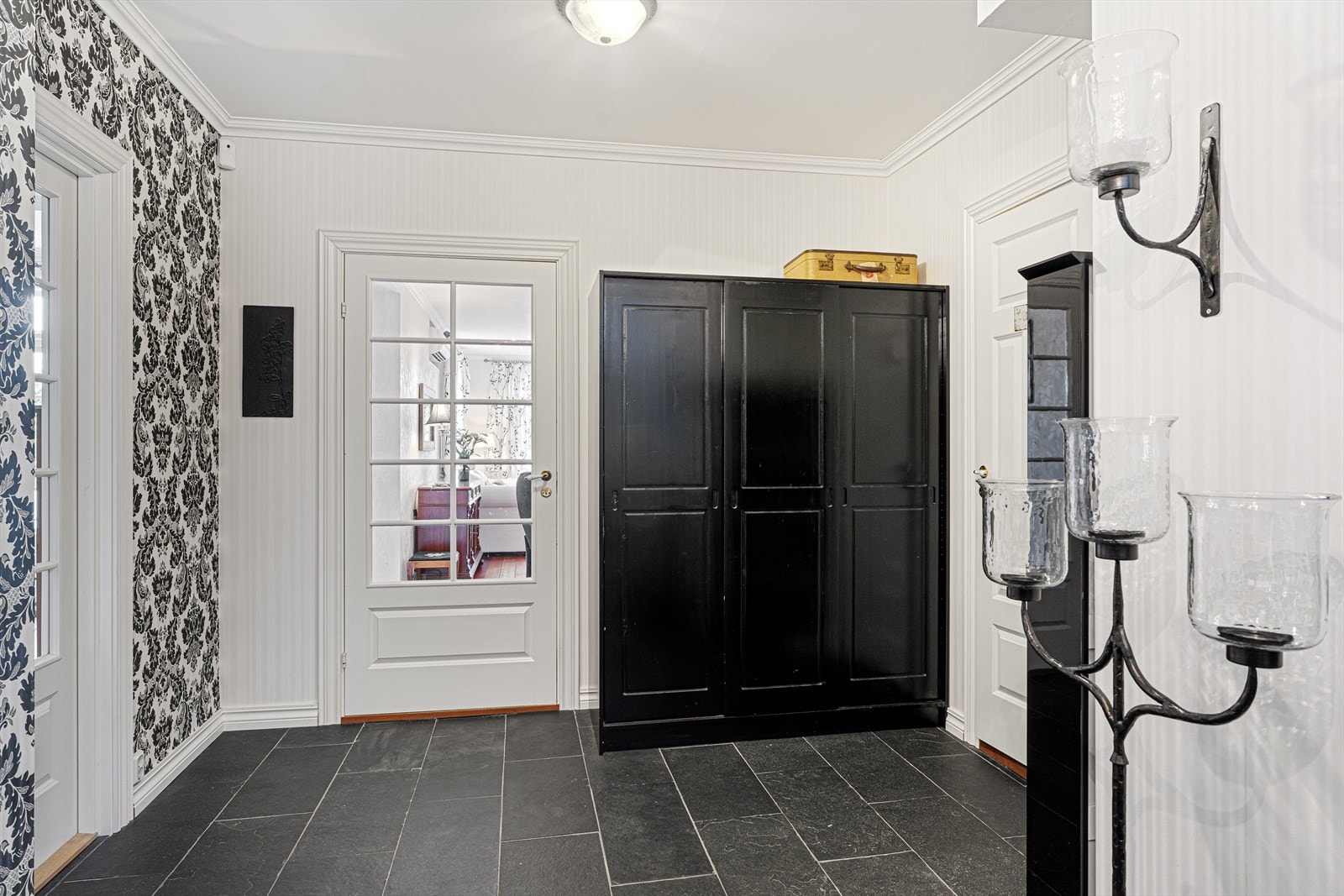 Stor og flott hall med fliser på gulv og pene tapeter på vegger (2007) Galleribilde