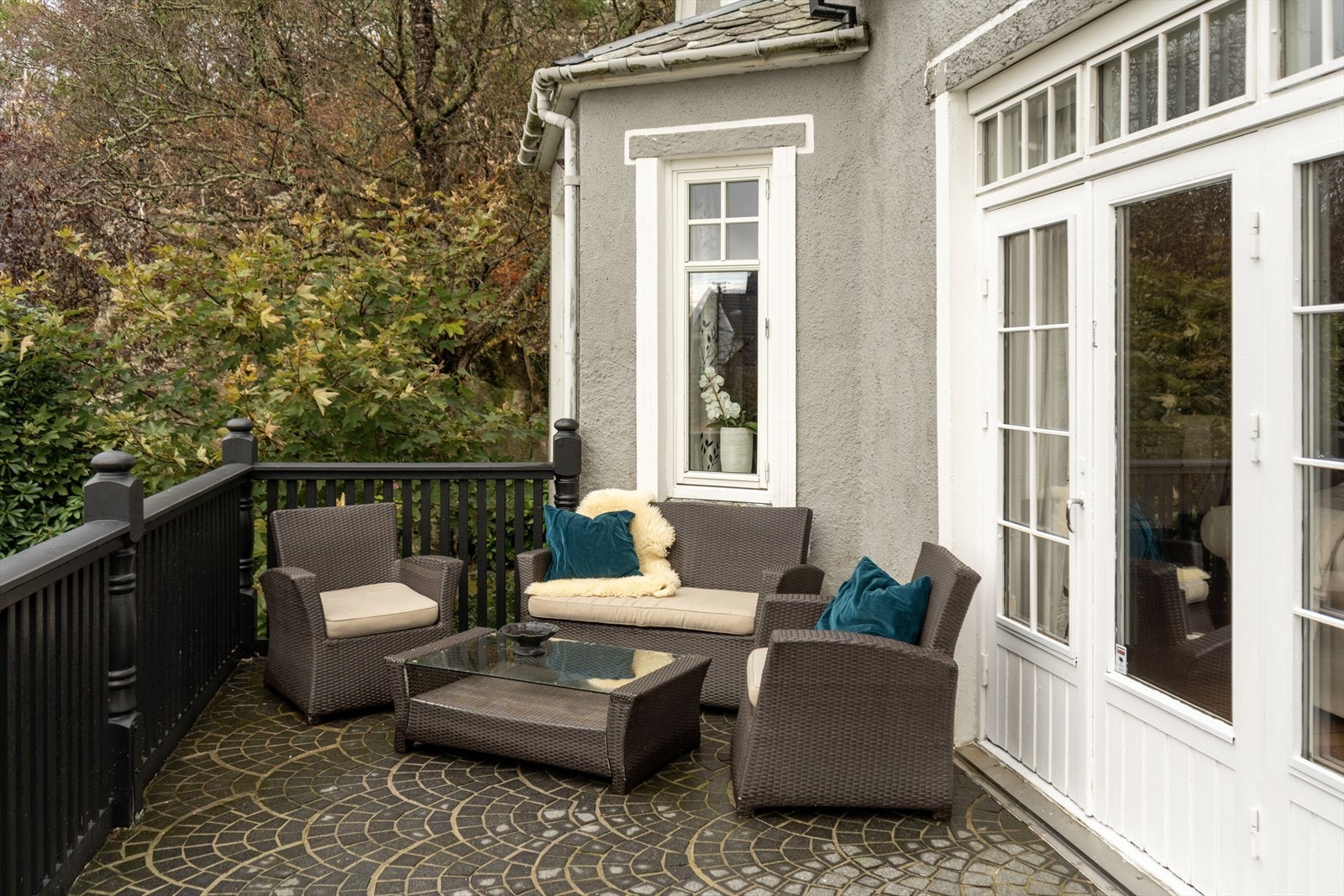 Nytt svart rekkverk på terrasse med adkomst fra kjøkken og stue i ca 2016 Galleribilde