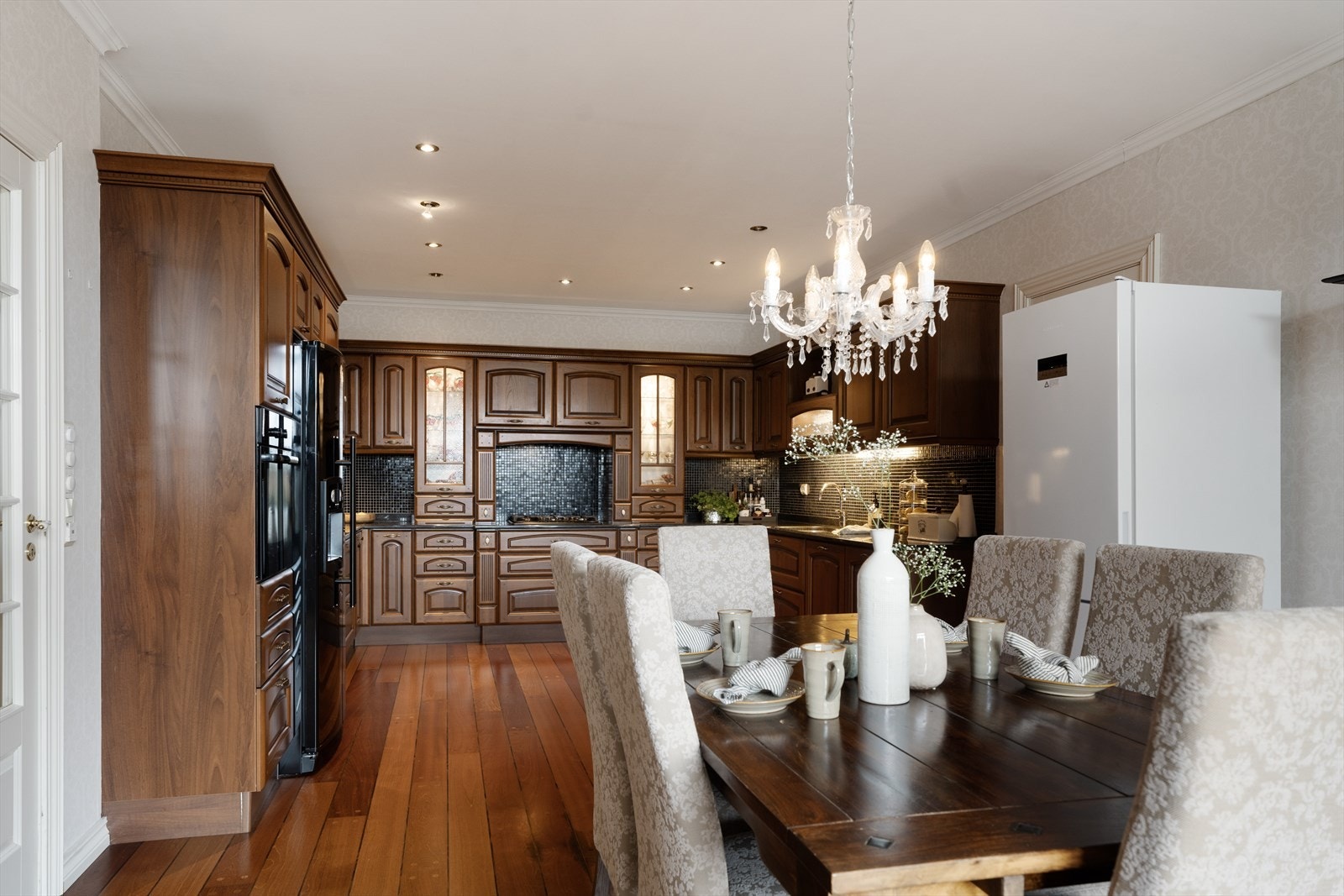 Skipsplank på gulv som kan pusses og lakkes (det er fuktmerker i et område) og downlights i tak Galleribilde