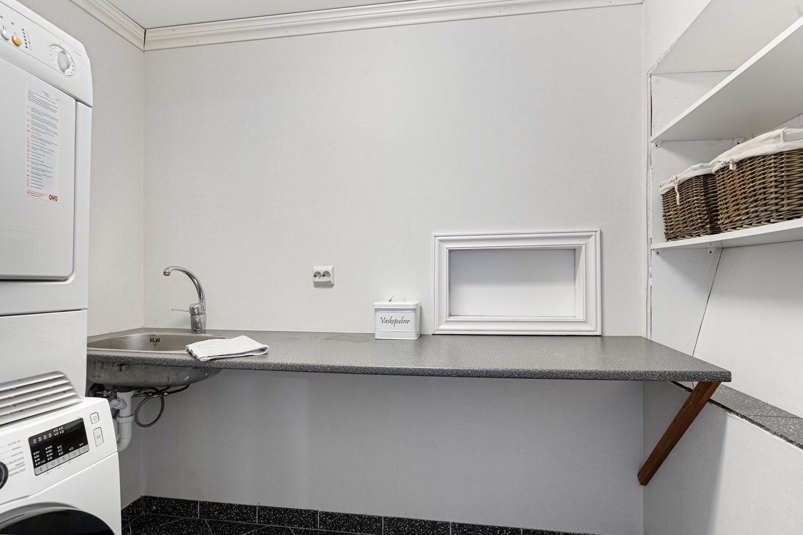Lyst og pent vaskerom fra 2007 Galleribilde