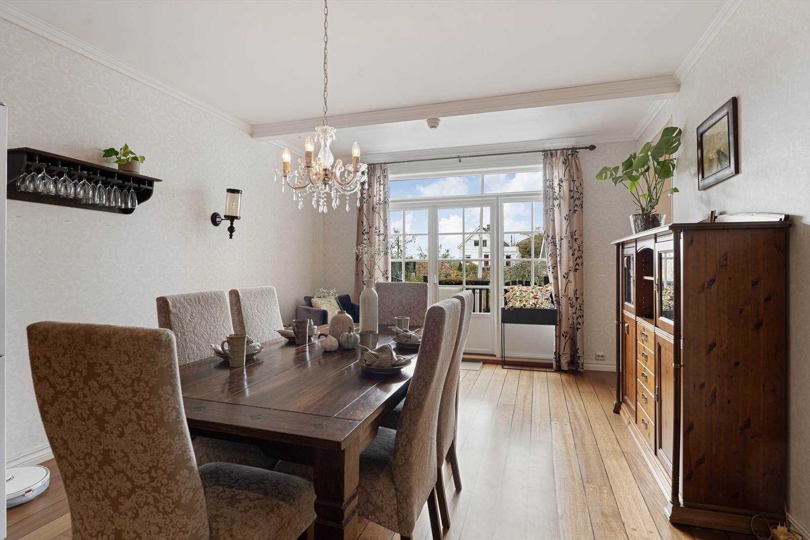 Gled deg til å invitere venner og familie til et bedre måltid samlet rundt spisebordet Galleribilde