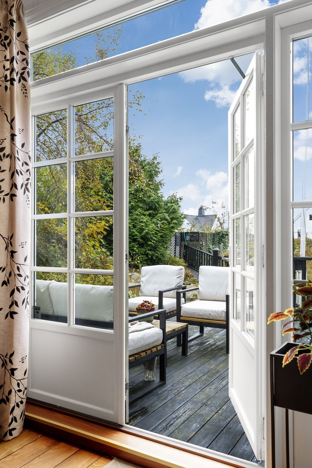 Det er bygget store terrasser ut fra 1. etasje og 2.etasje Galleribilde