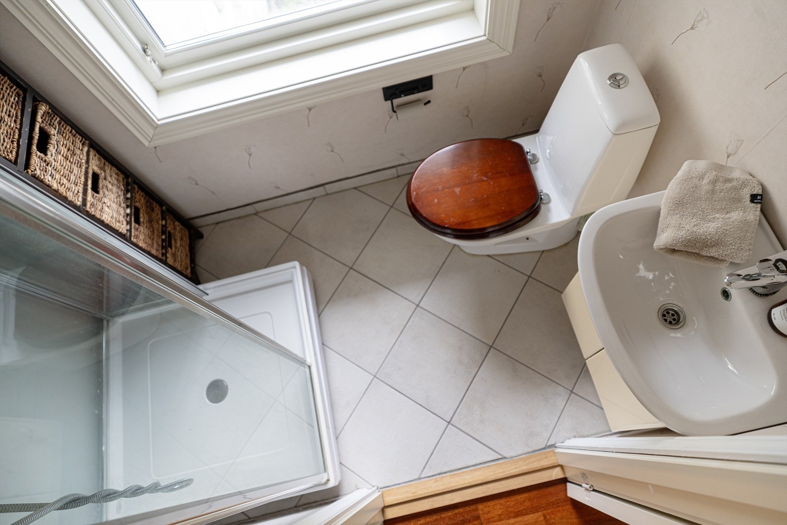 Bad nr. 2 i 2. etasje er fra 2007 og har fliser på gulv og tapet på vegger Galleribilde