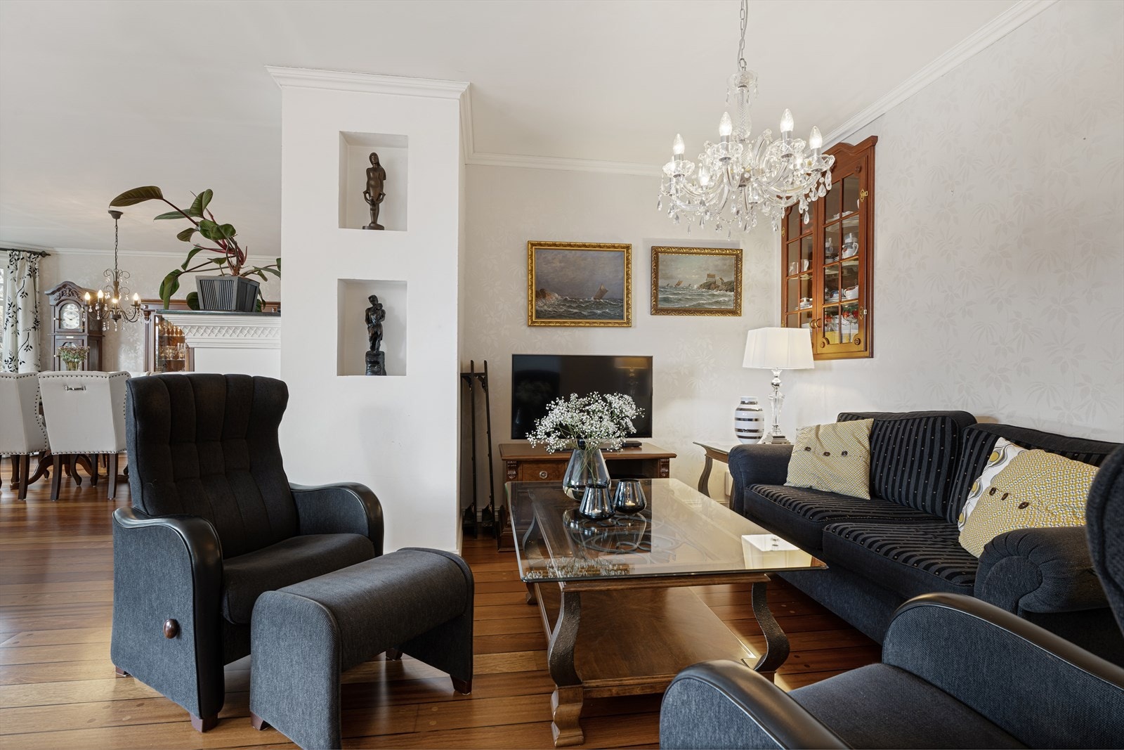 Stuen har god plass til flere sittegrupper og stort spisebord Galleribilde