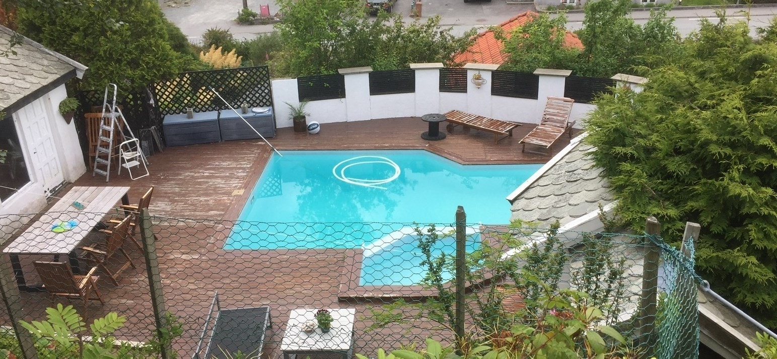 Bassengområdet er inngjerdet, det er gode solforhold og usjenert Galleribilde