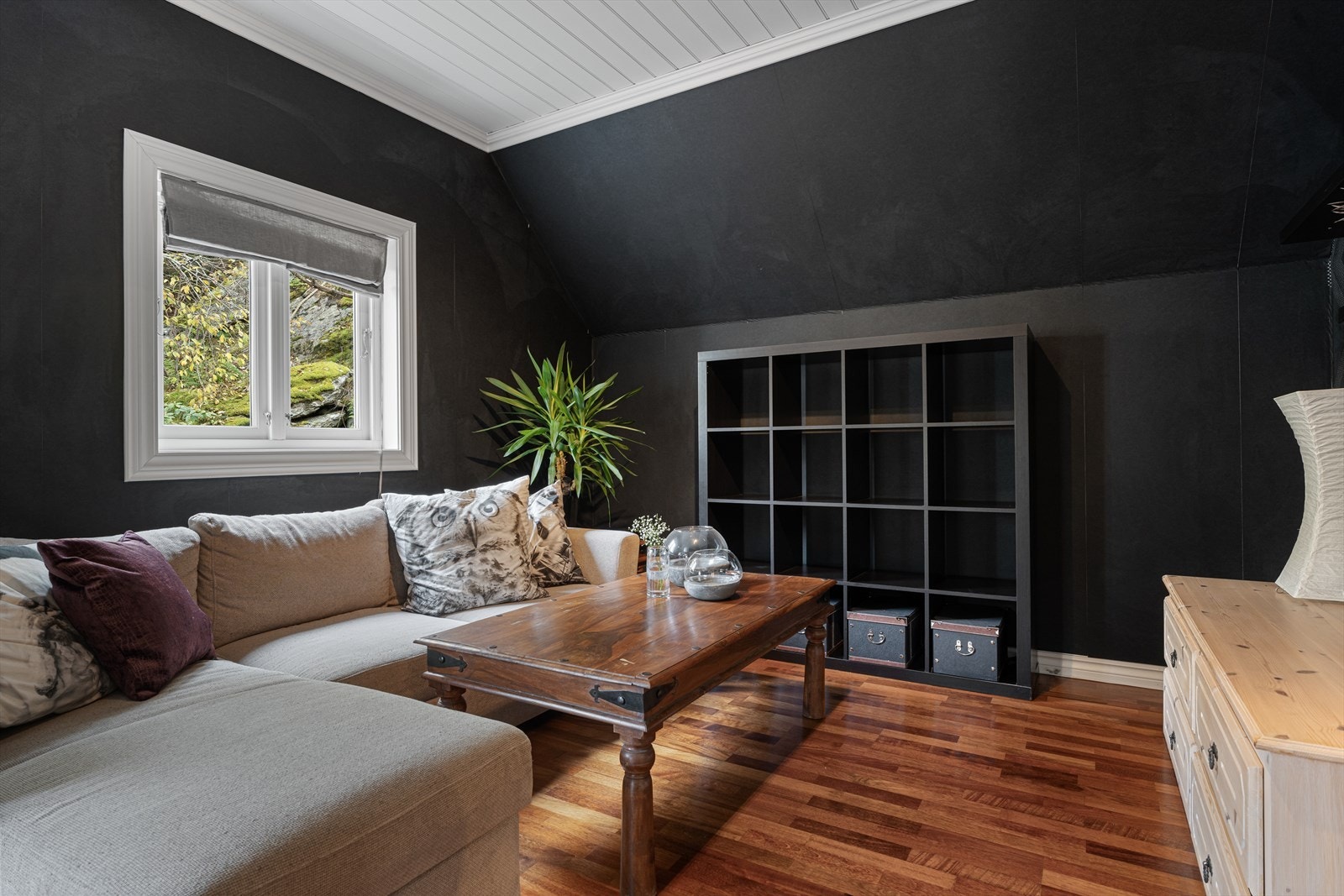 Soverom nr. 3 er i dag brukt som stue med sovealkove Galleribilde