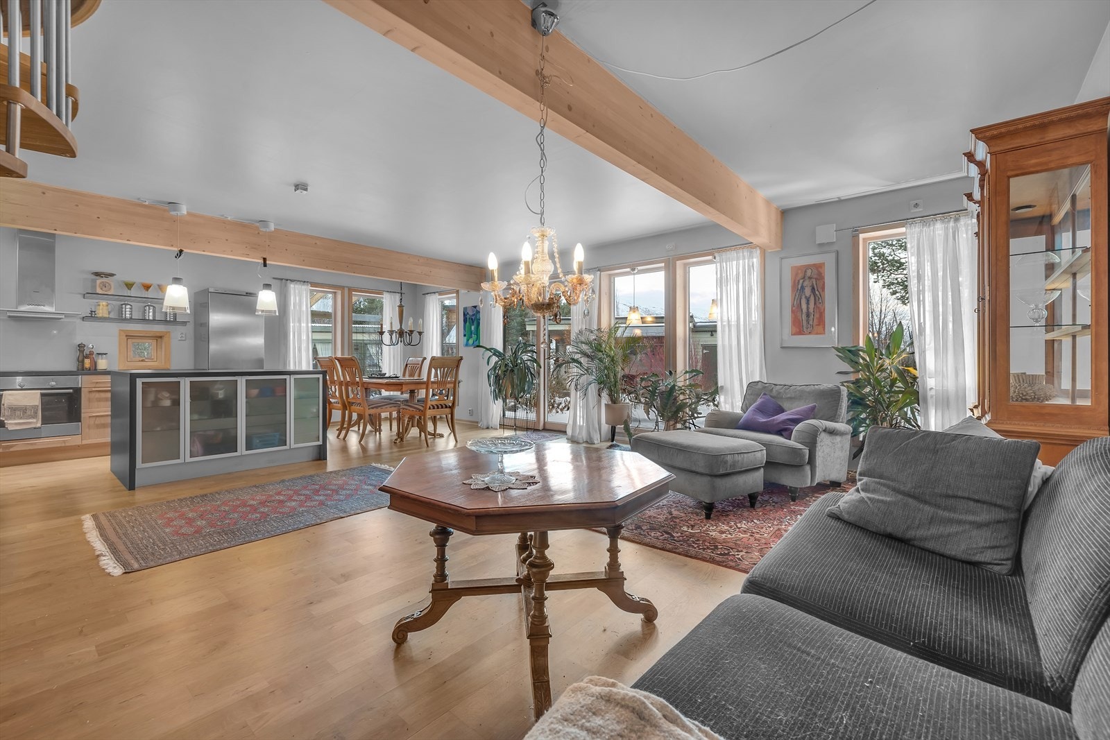 Særegen enebolig med flotte uteområder! - Hjem Eiendomsmegling