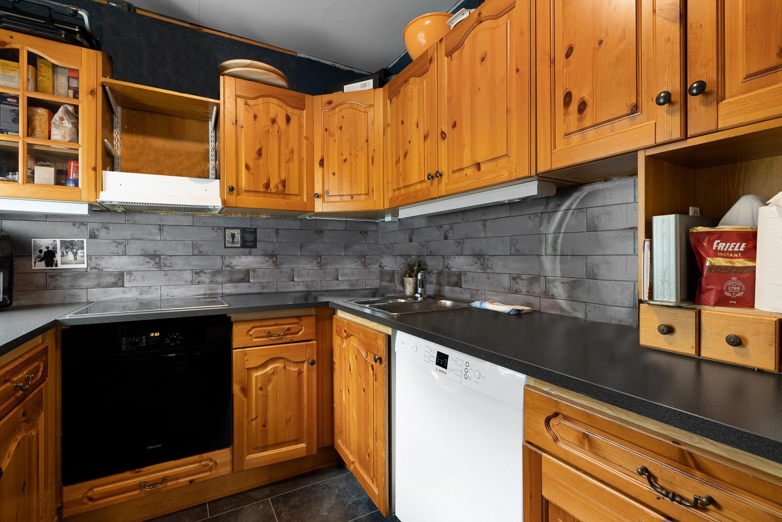 Kjøkken. Komfyr med platetopp tilhører leieboer. Galleribilde