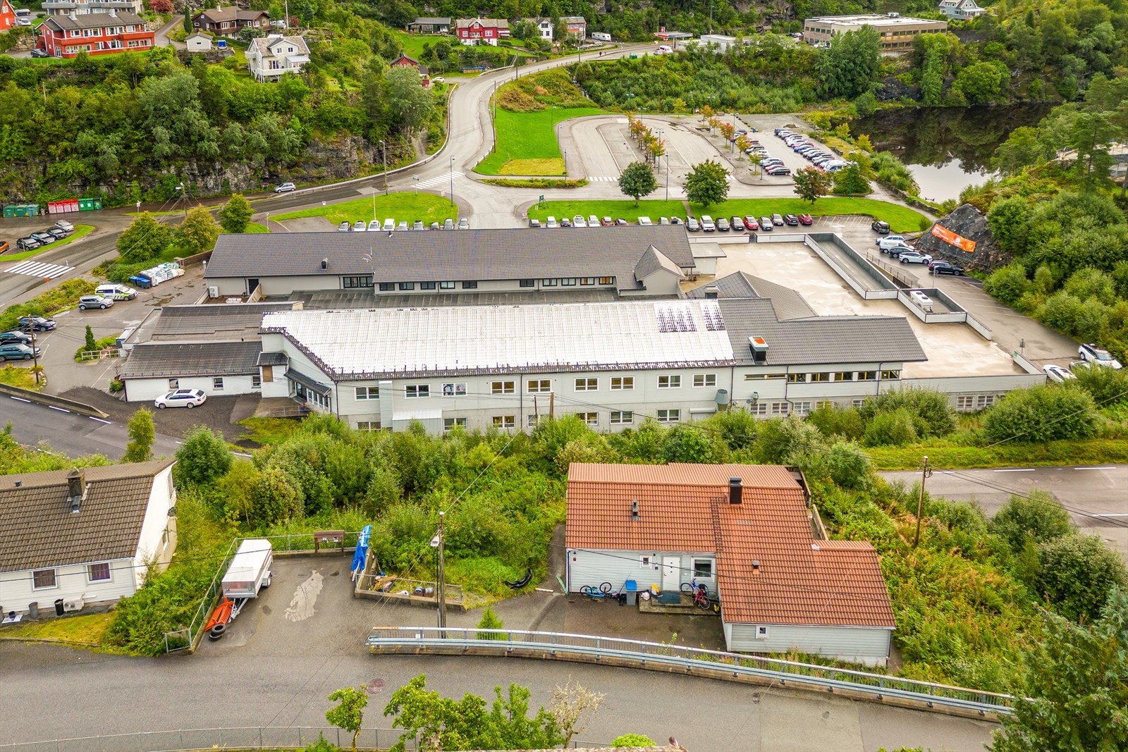 Gangavstand til buss, butikker og alt av servicetilbud.Ca. 1,5 km. til barneskole og ungdomsskole på Hatland. Ca. 45 min. kjøring fra Bergen sentrum med bil. Galleribilde