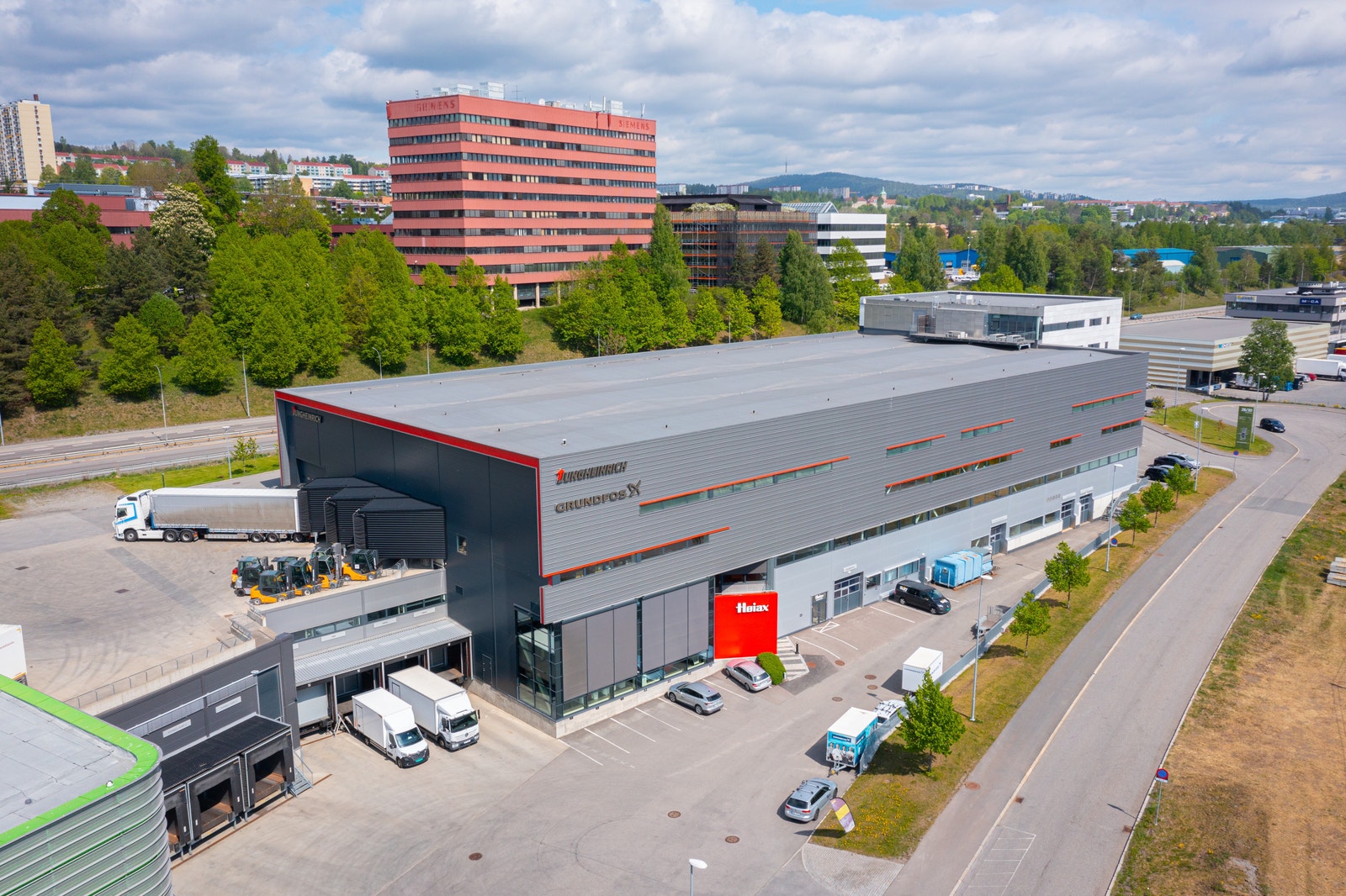 Et moderne bygg med gode utomhusareal for manøvrering av større kjøretøy Galleribilde