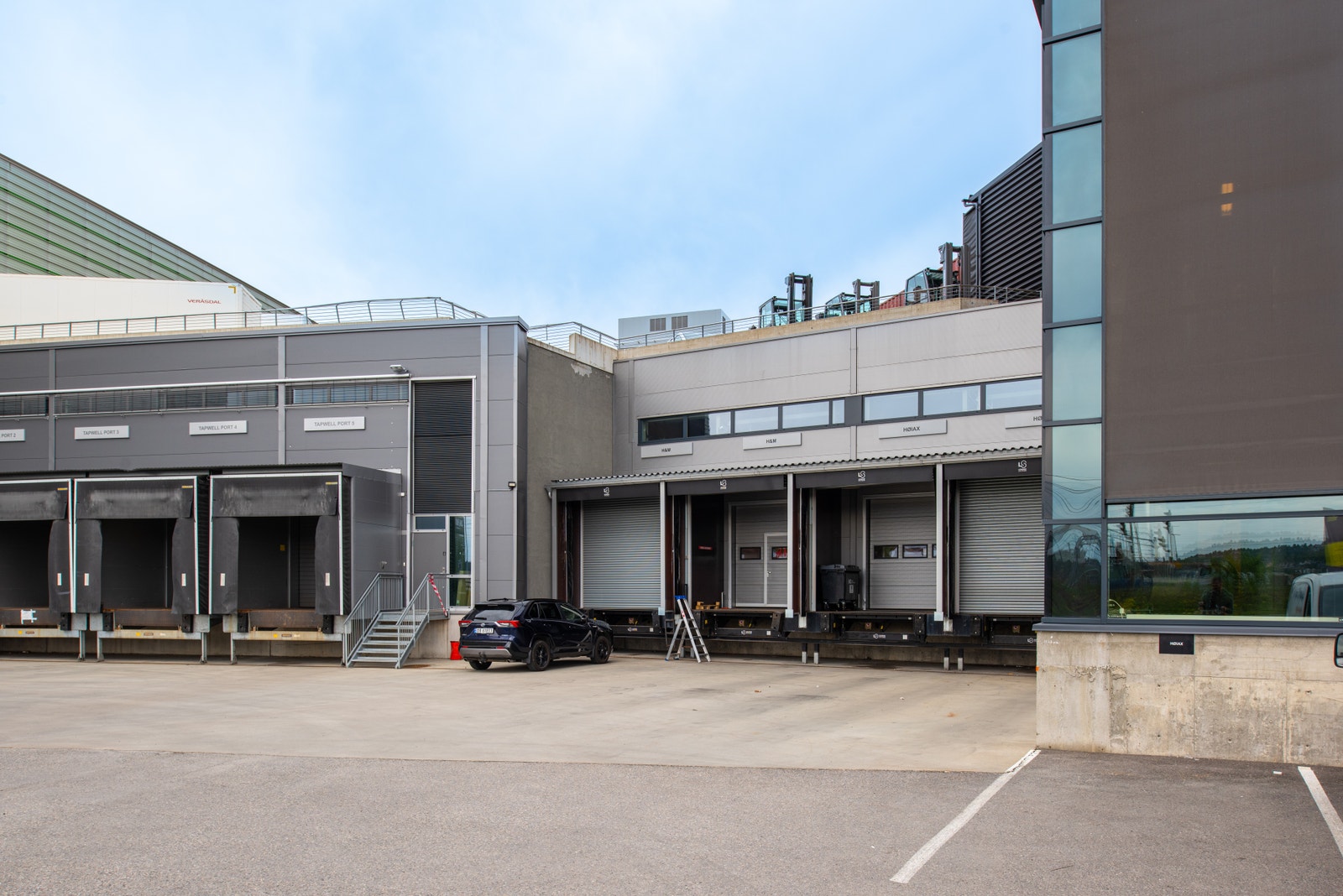 2 lasteramper med værtetting. Galleribilde