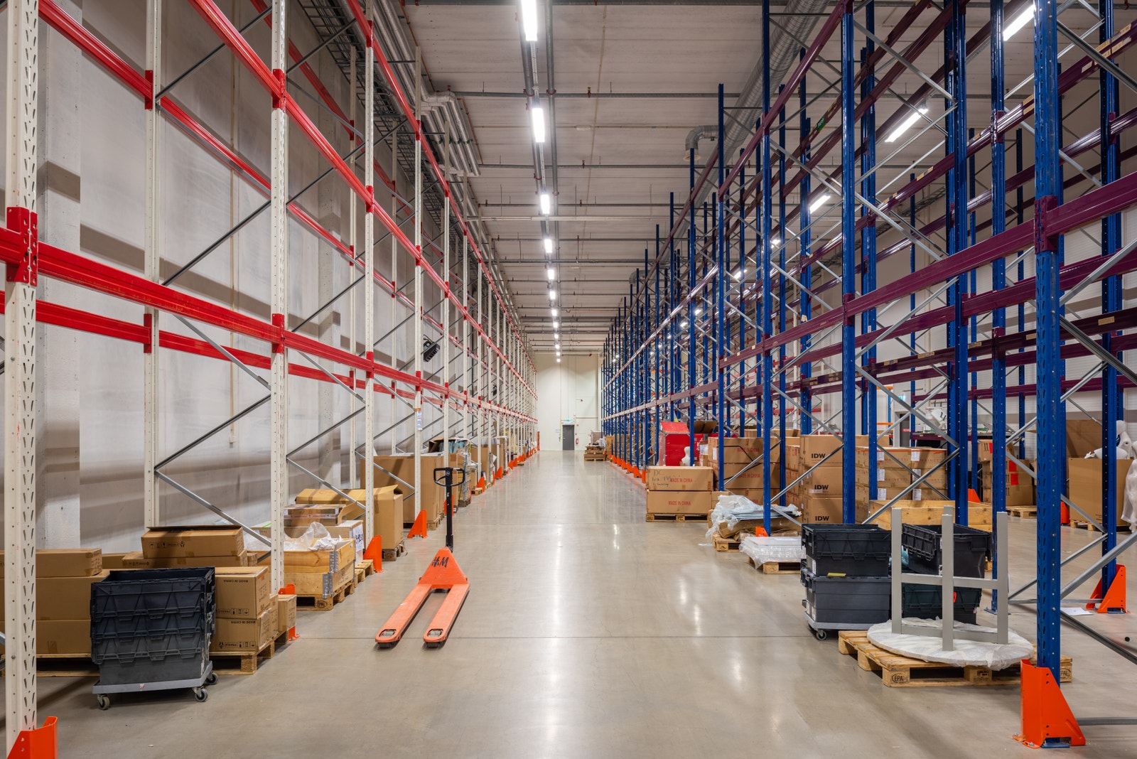 Ferdig reolsatt med plass til ca. 1 300 pallplasser. Galleribilde